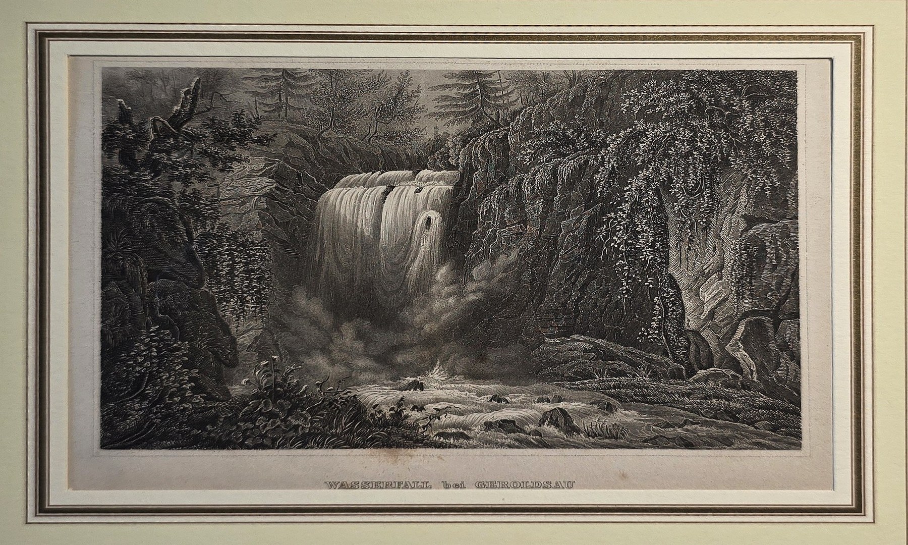 Wasserfall zwischen dunklen Felswänden
