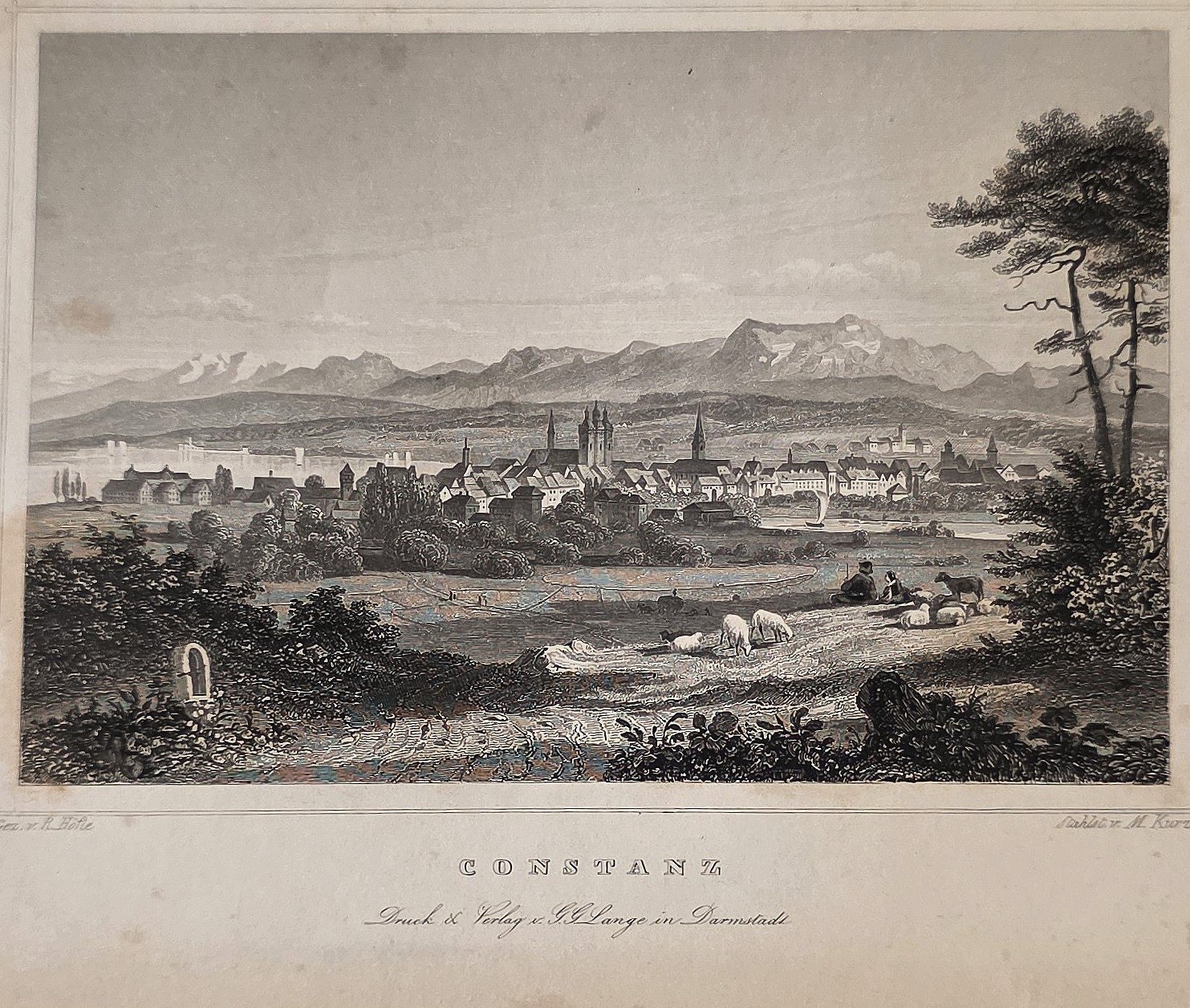 Weites Stadtpanorama vor Bergkette