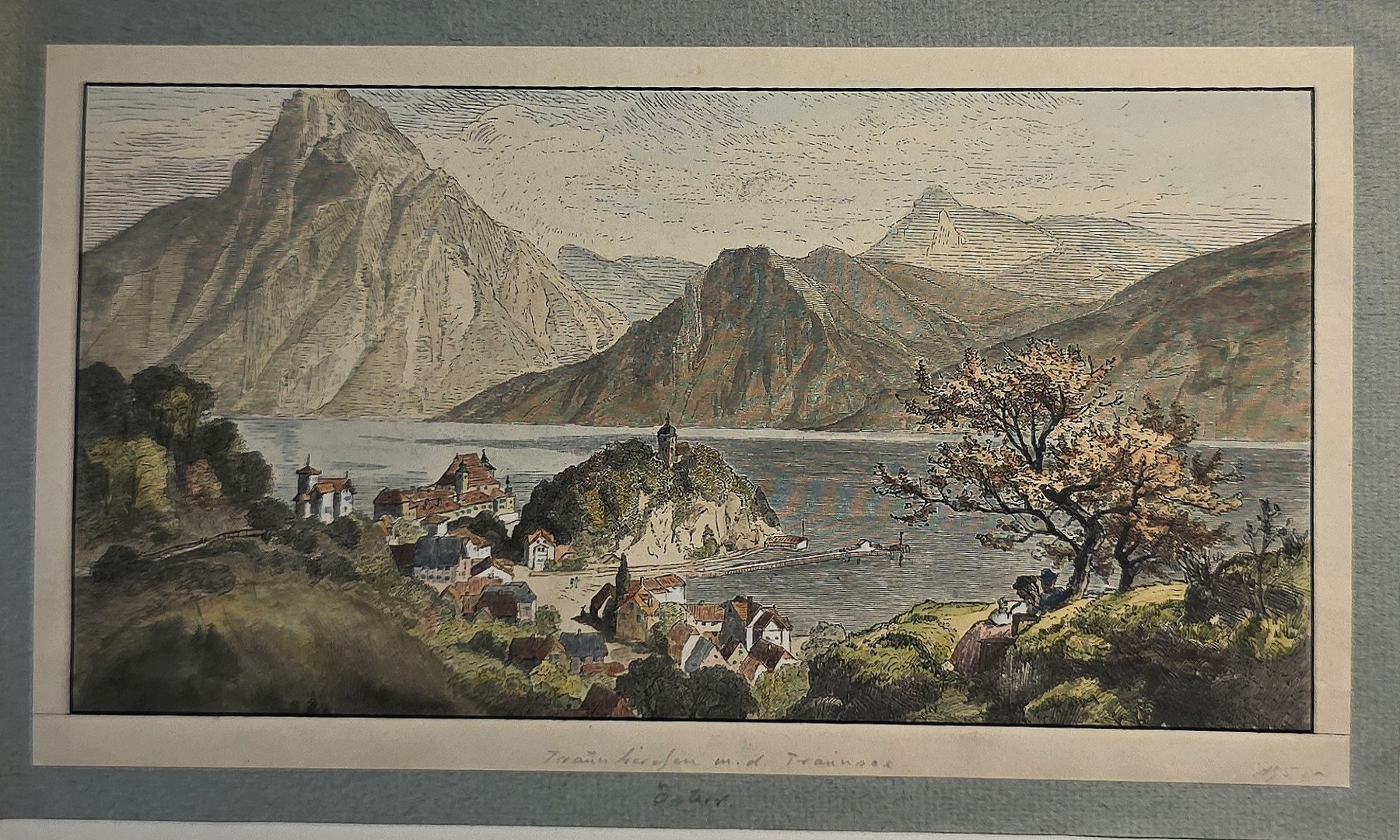 Alpenlandschaft mit See und farbigen Bergen