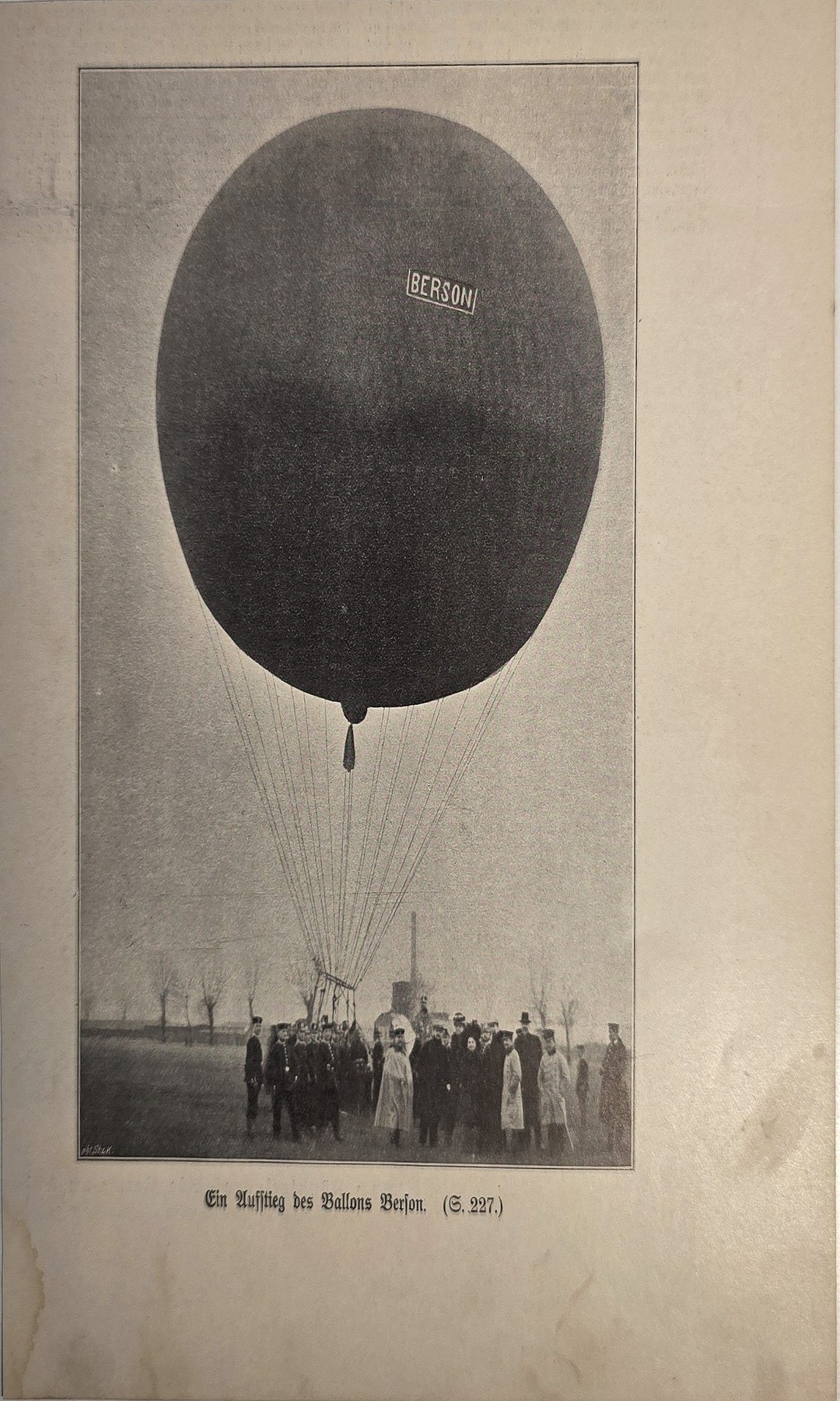 Ballon über einer Menschenmenge