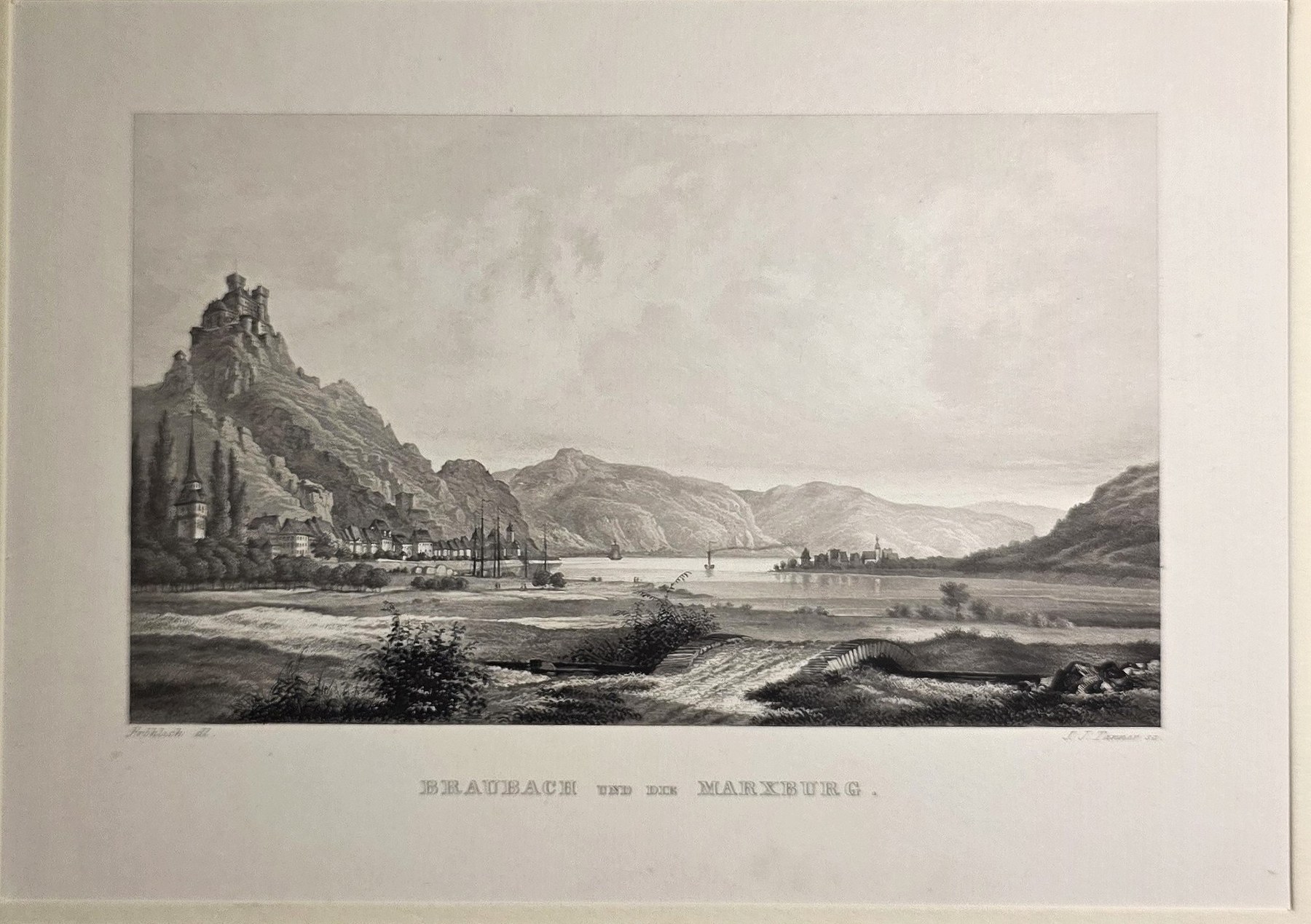 Weite Flusslandschaft zwischen Felsen und Bergen