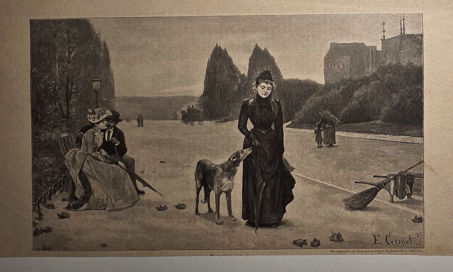 Frau mit Hund in weiter, winterlicher Landschaft