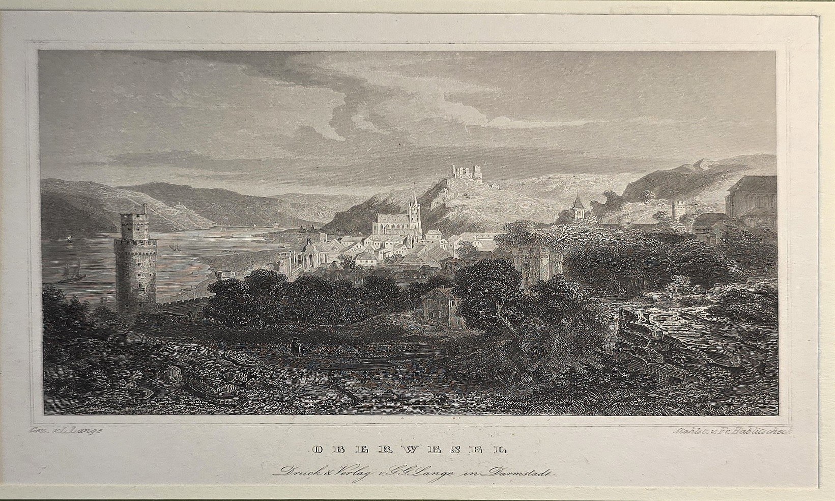 Weite Landschaft mit Burg und Flusslauf