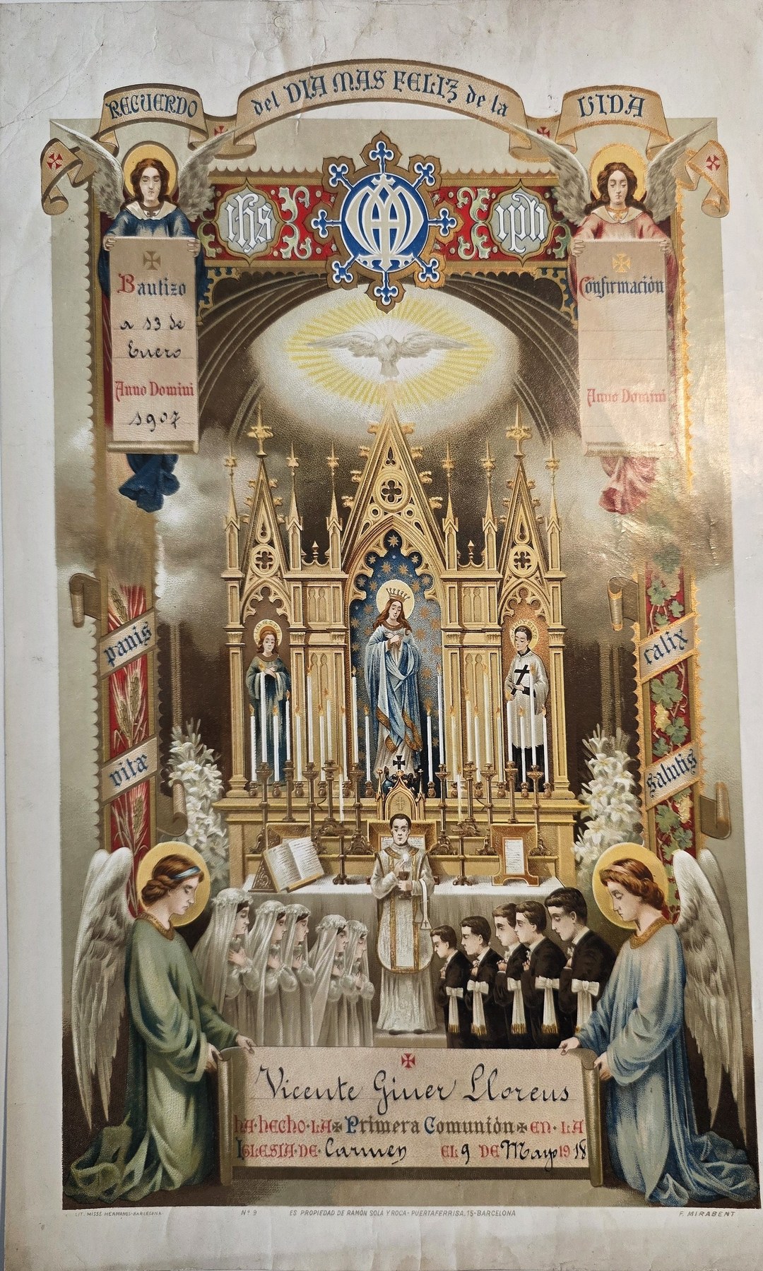 mit reich geschmücktem Altar und Kommunionsszene