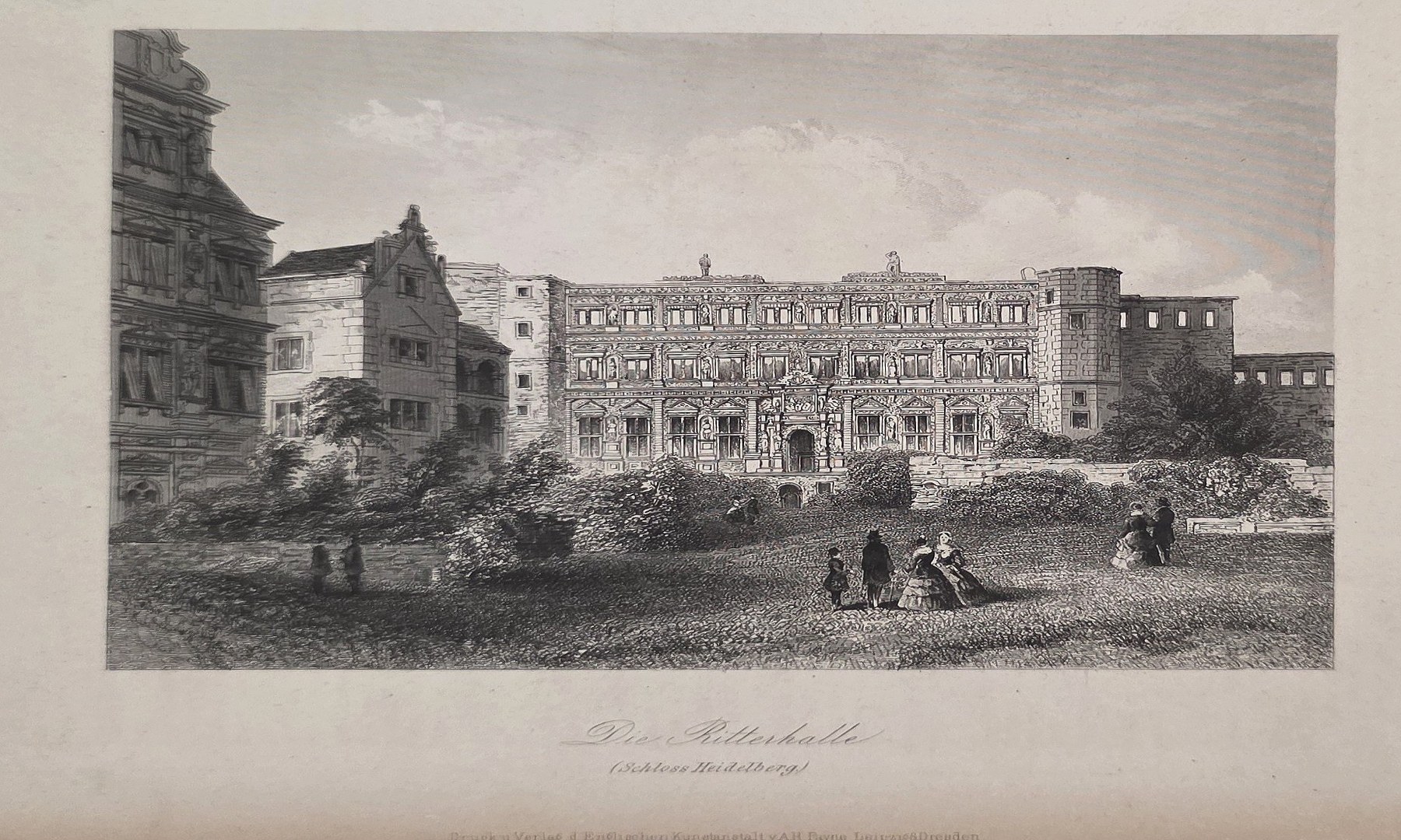 Große Schlossfront mit Vorplatz