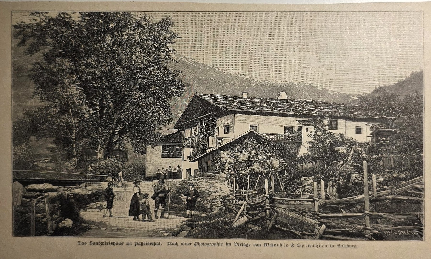 Ländliches Anwesen mit Figuren und Bergkulisse