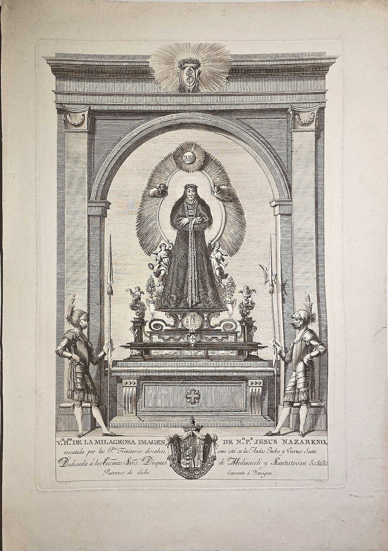 Marienstatue auf Altar mit flankierenden Heiligen