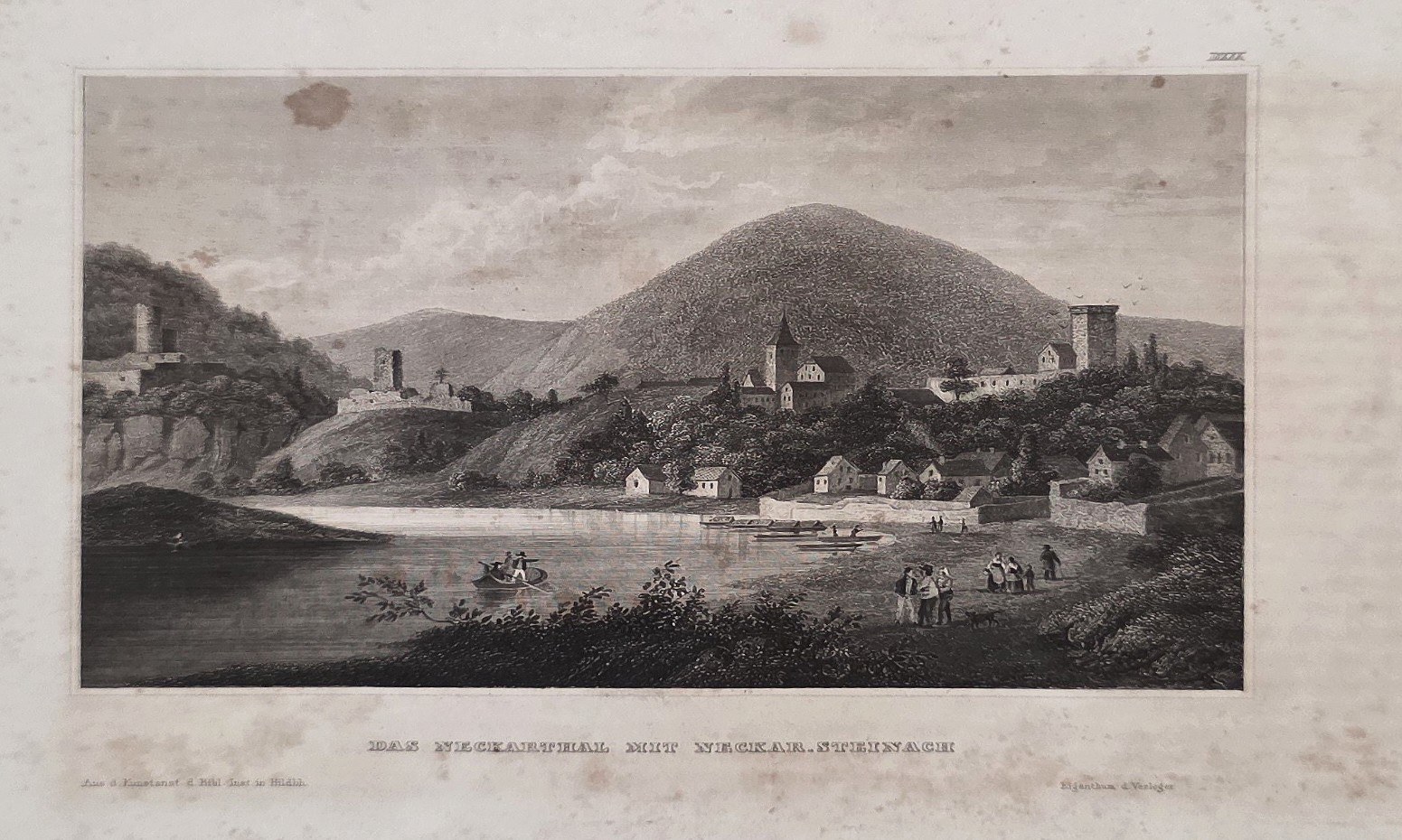 Flusslandschaft mit rundem Bergrücken