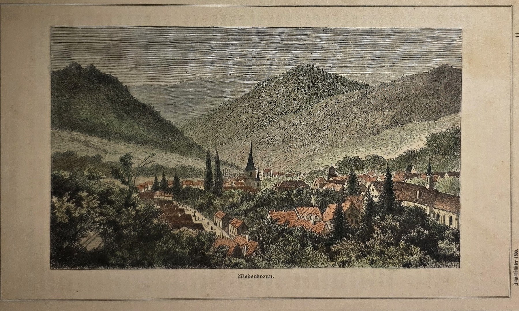 Bergort zwischen bewaldeten Höhen