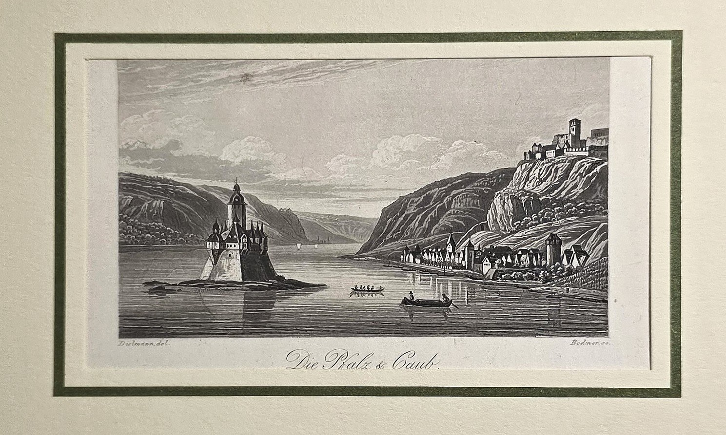 mit Flusstal, Brücke und felsigen Ufern