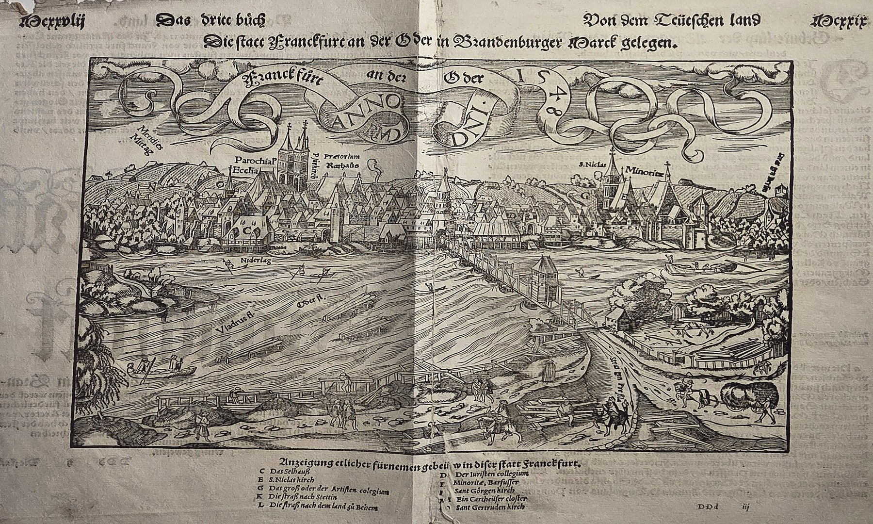 Breiter mit Flusslandschaft und Stadtpanorama
