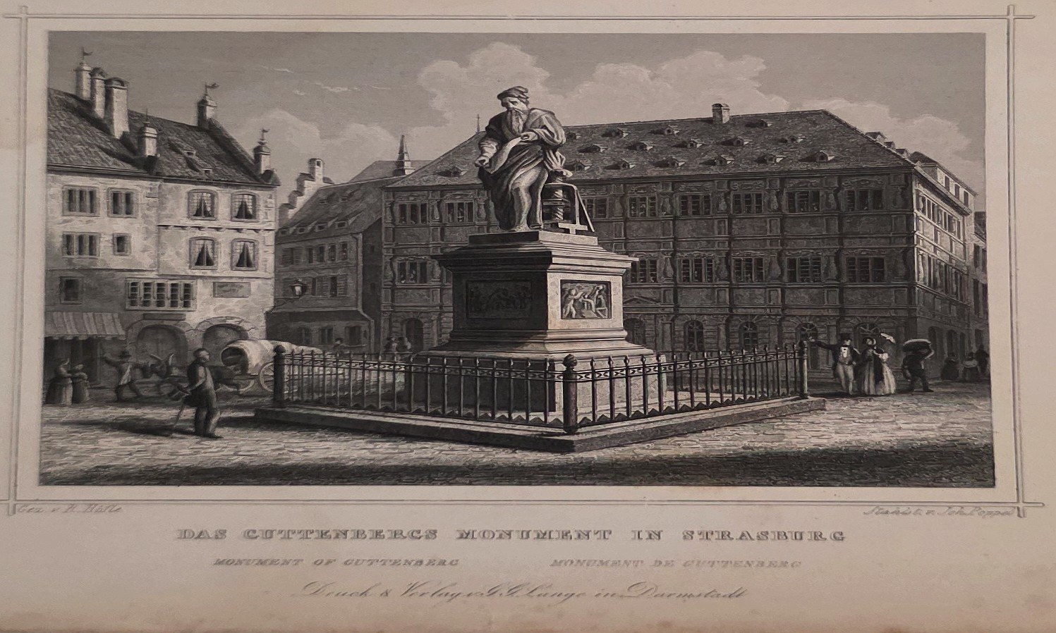 Denkmal auf großem Stadtplatz