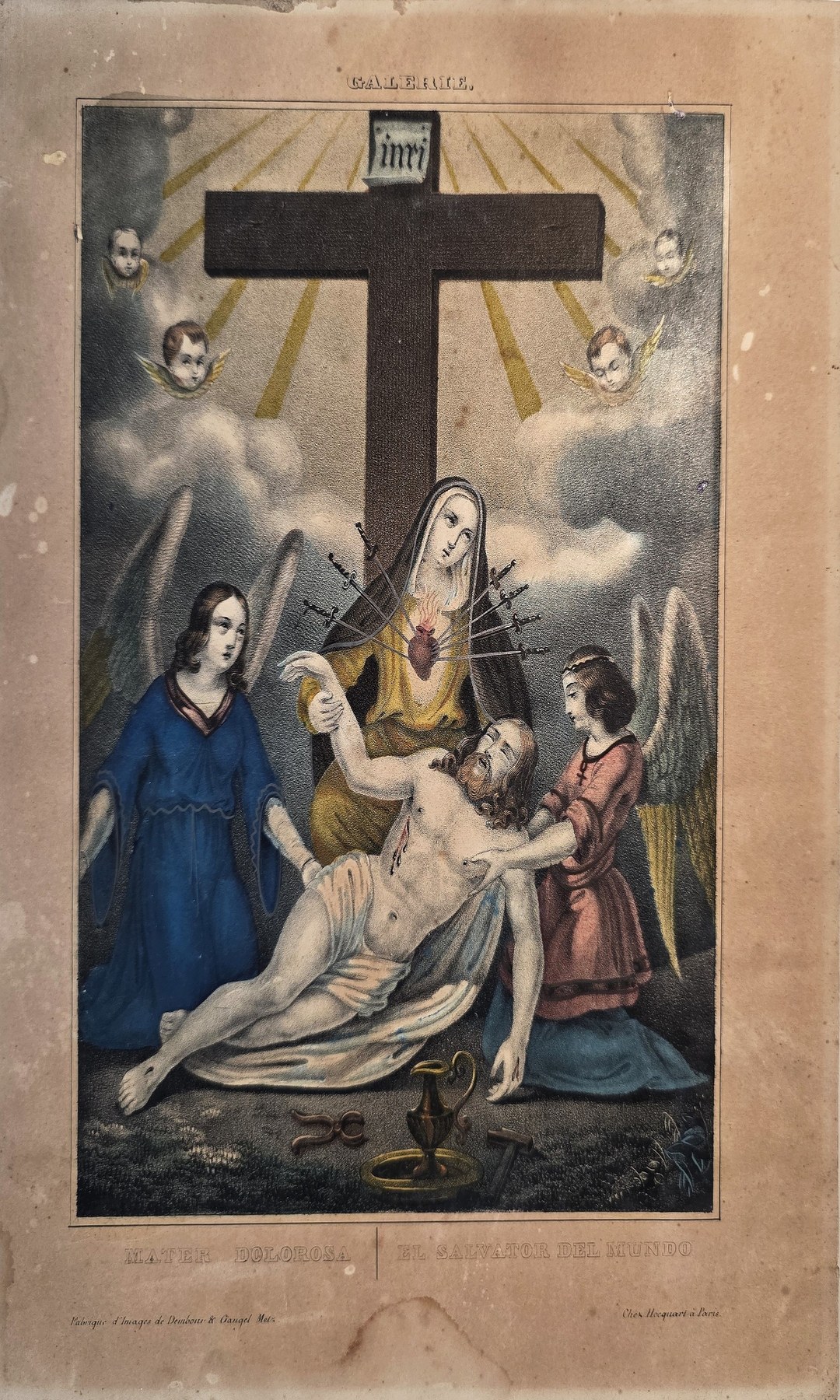 einer Kreuzabnahme unter großem dunklem Kreuz
