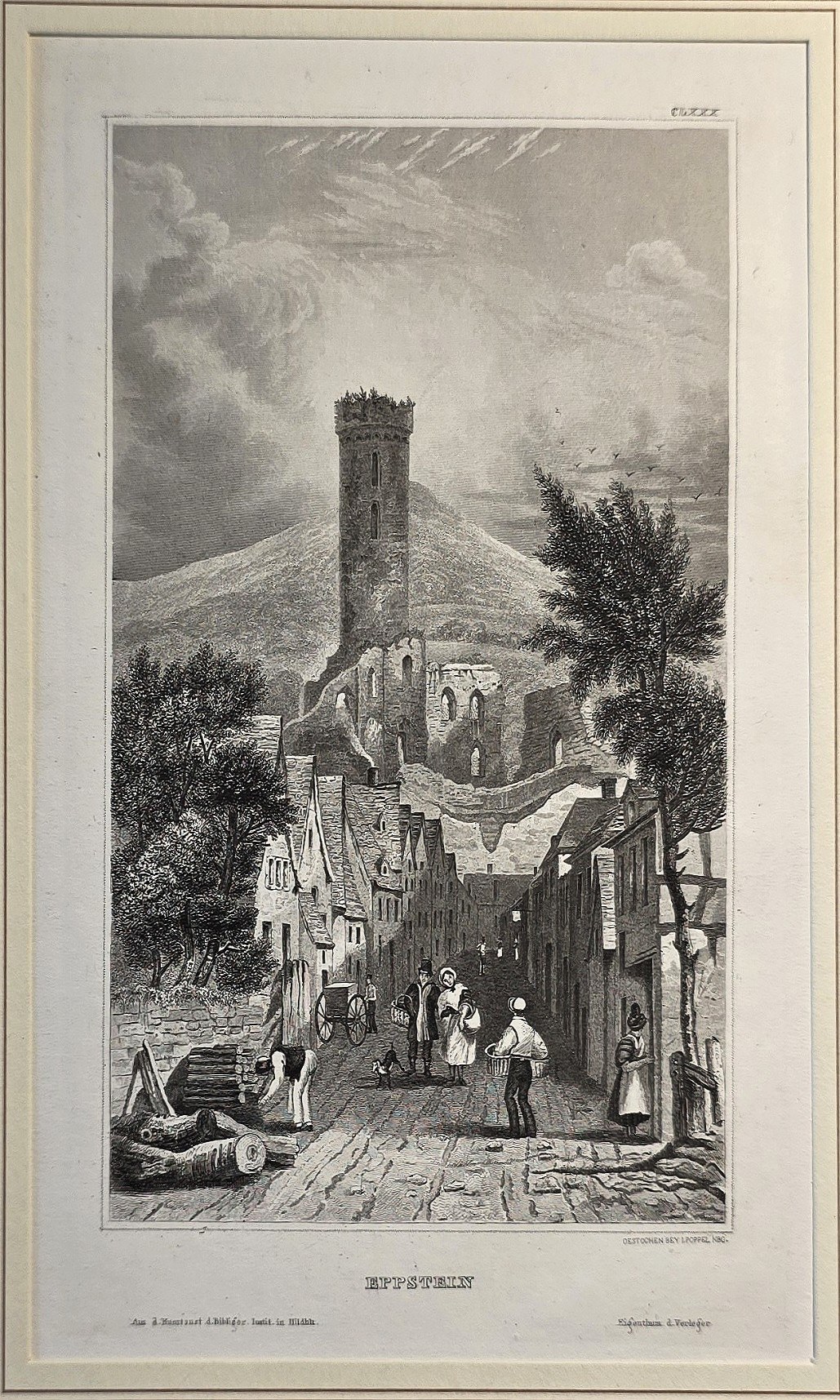 Turm über enger Gasse mit Figuren