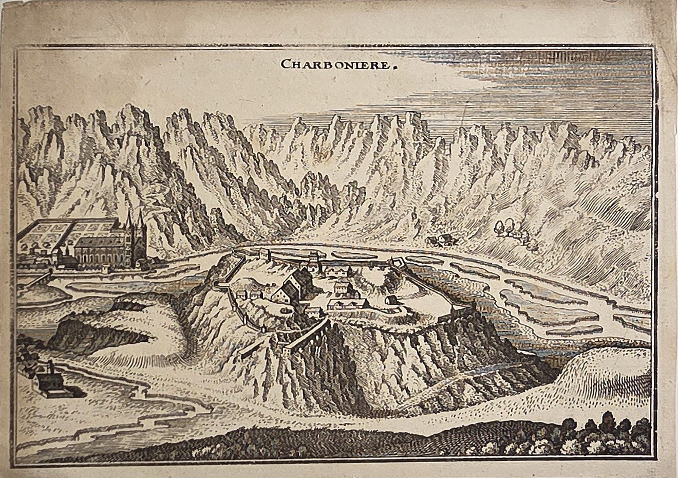 mit befestigter Siedlung zwischen Bergen