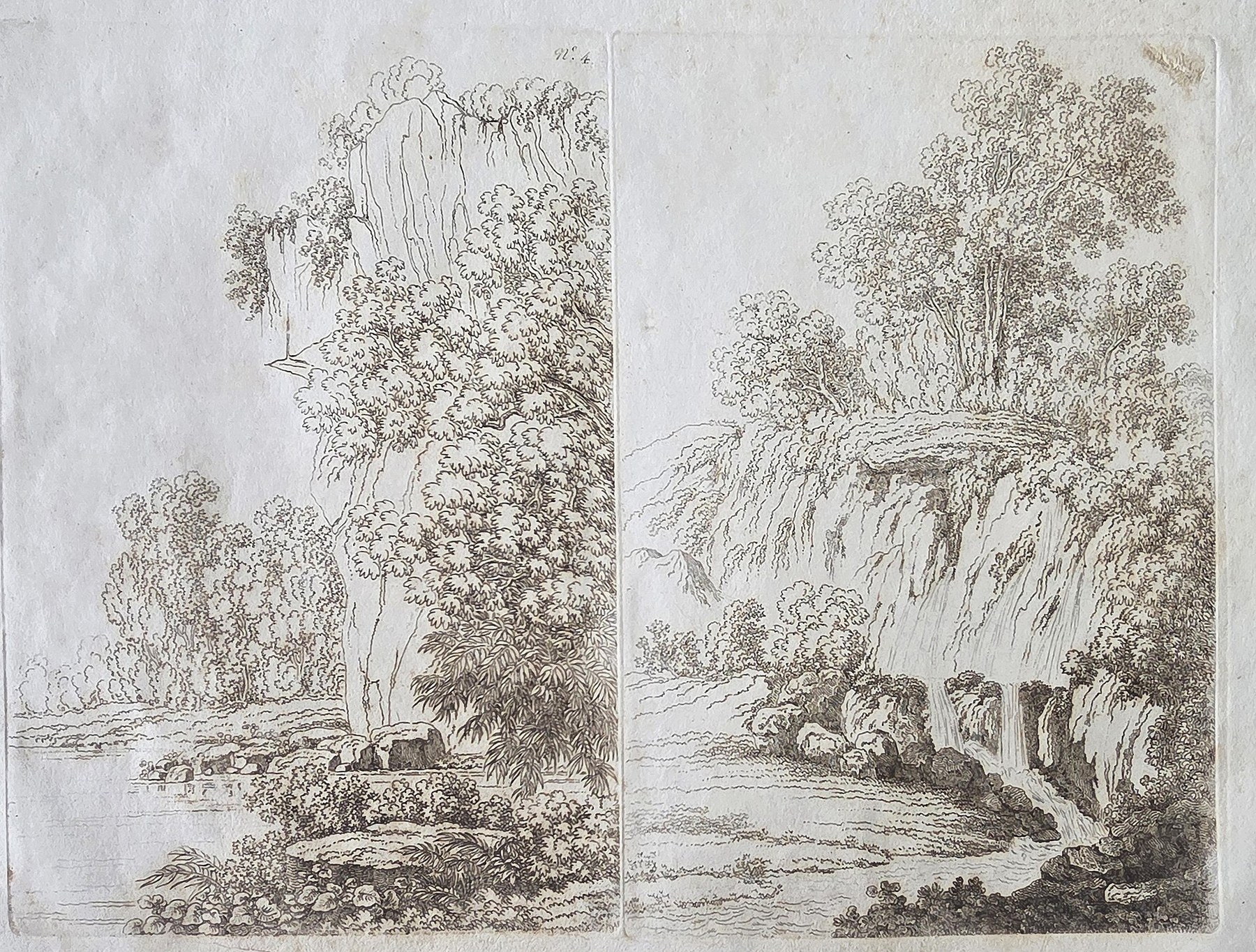Felswand mit Bäumen und schmalem Talweg