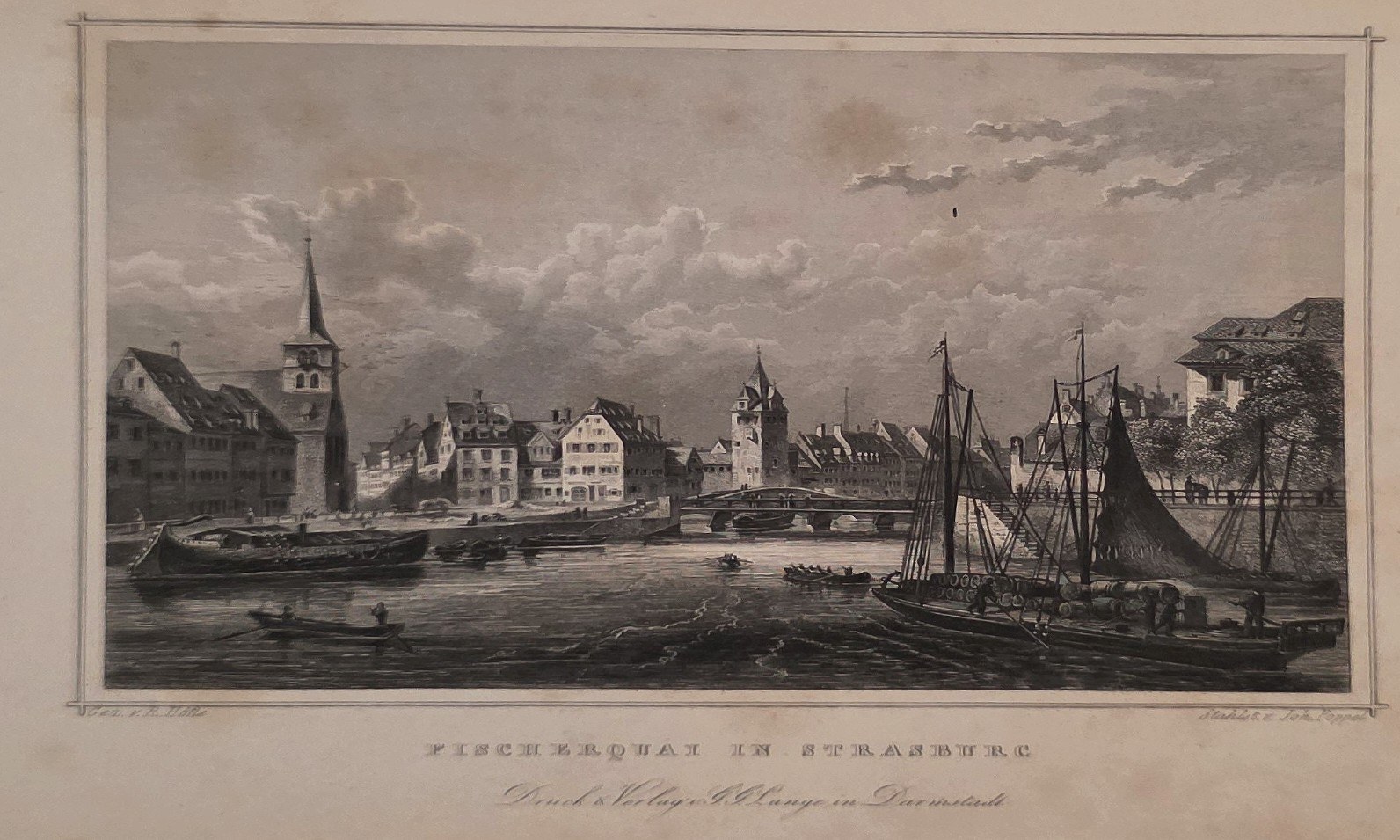 Uferstadt mit Kirchturm und Booten