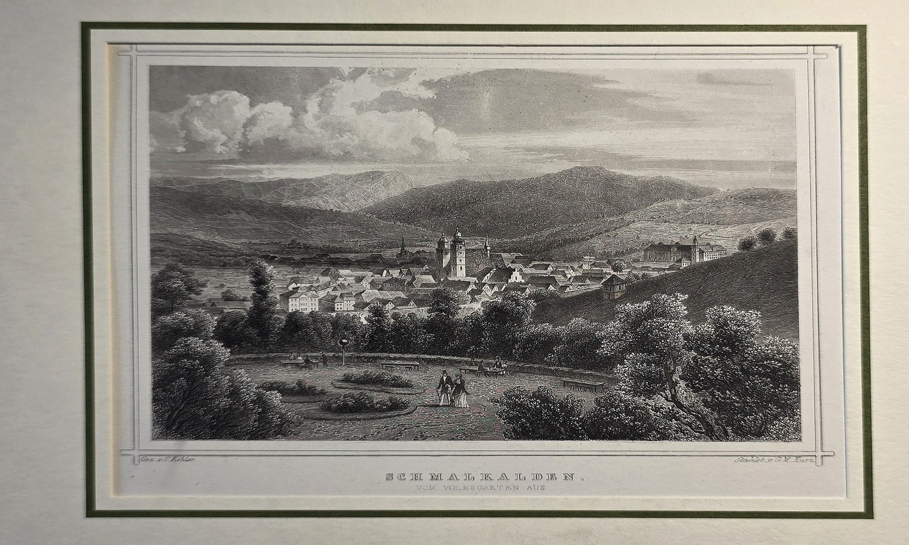 Talstadt vor gestaffelten Höhenzügen