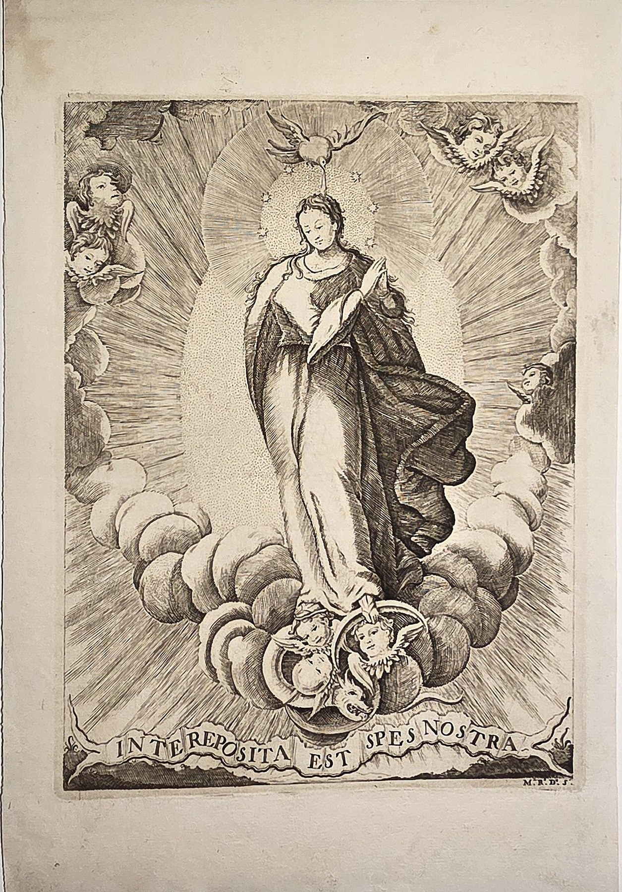 Marienfigur im Strahlenkranz über Wolken und Engeln