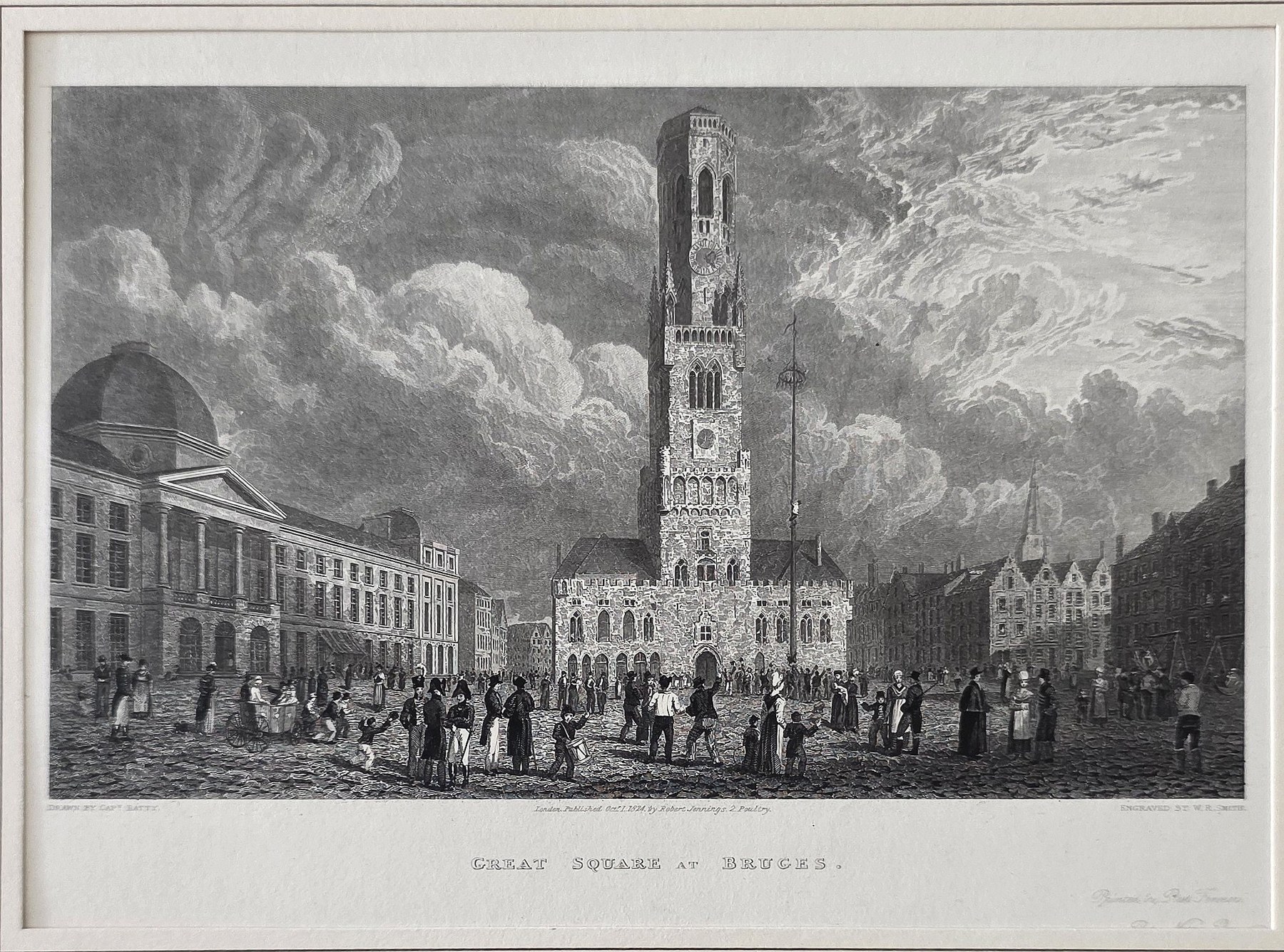 Großer Stadtplatz mit hohem Turm