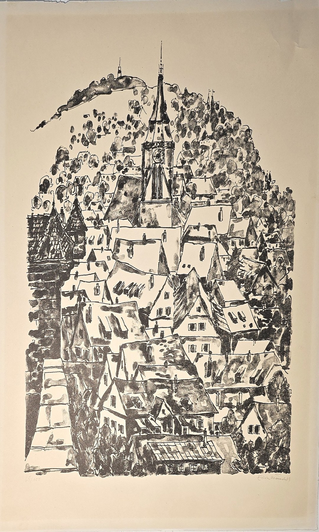 Dichte Stadtansicht mit Kirchturm auf einem Hügel