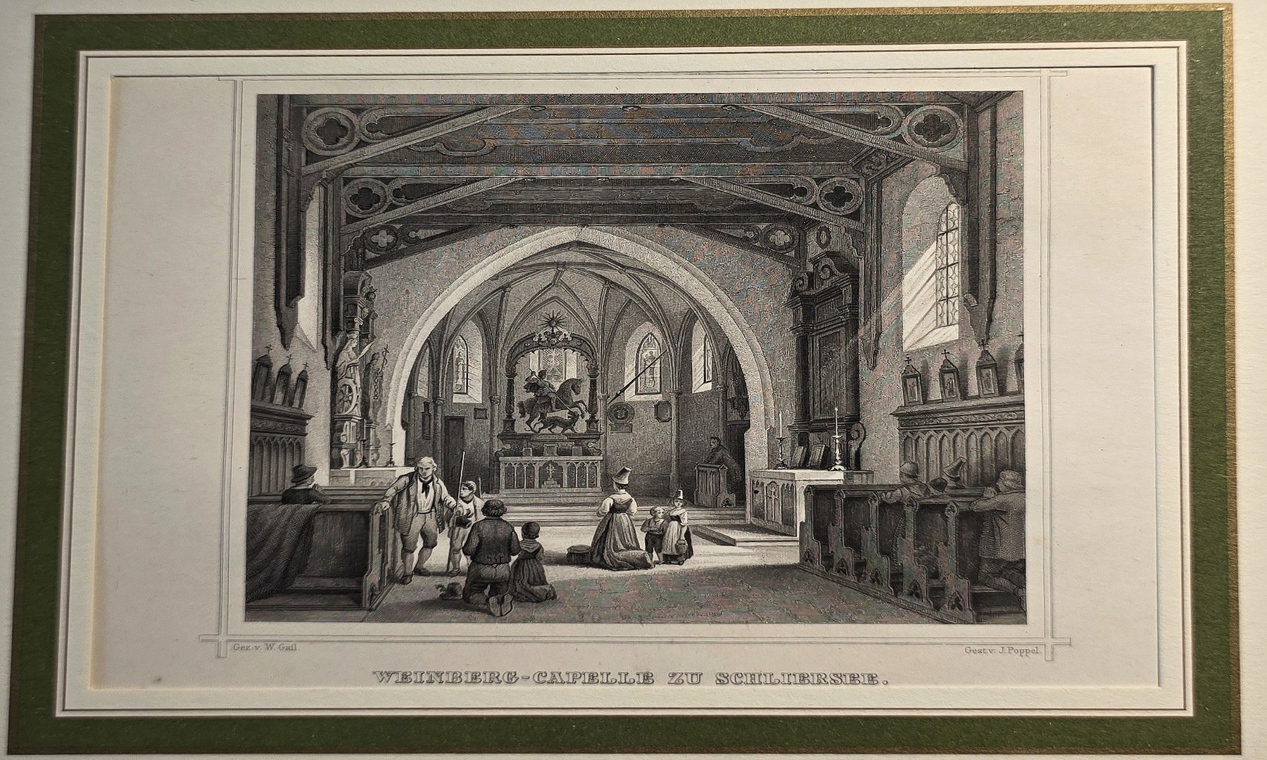 Kircheninnenraum mit Chorbogen und Figuren