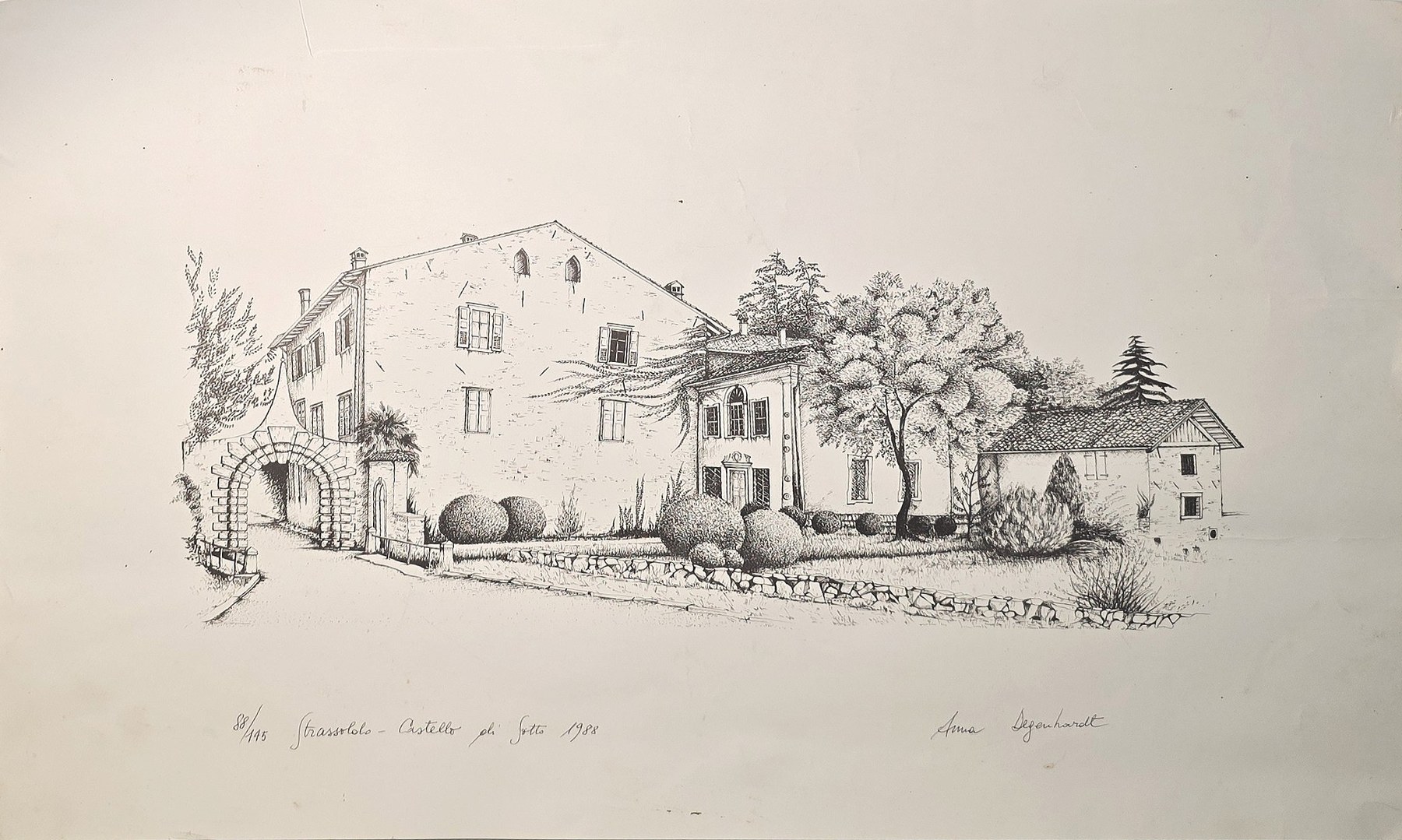 Landhaus mit Bäumen und weitläufiger Gartenfront
