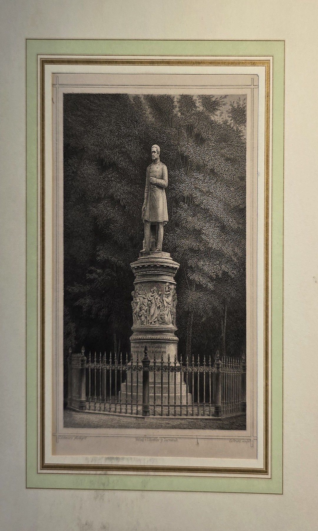Standbild auf hoher Säule mit Einfassung