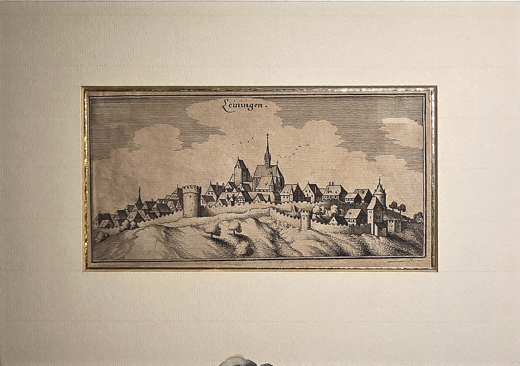 mit kleiner befestigter Stadtansicht