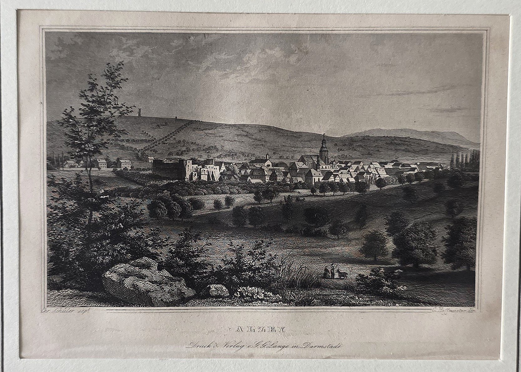 einer weiten Ortschaft in hügeliger Landschaft