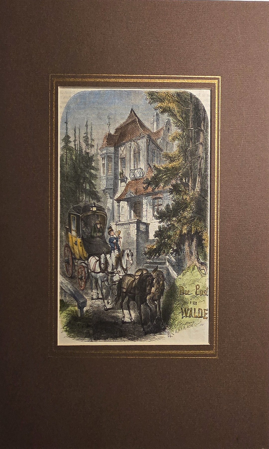 Haus im bewaldeten Tal mit Reisewagen