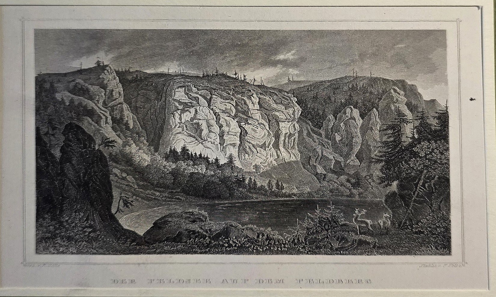 Felsenschlucht mit markanten Steinformationen