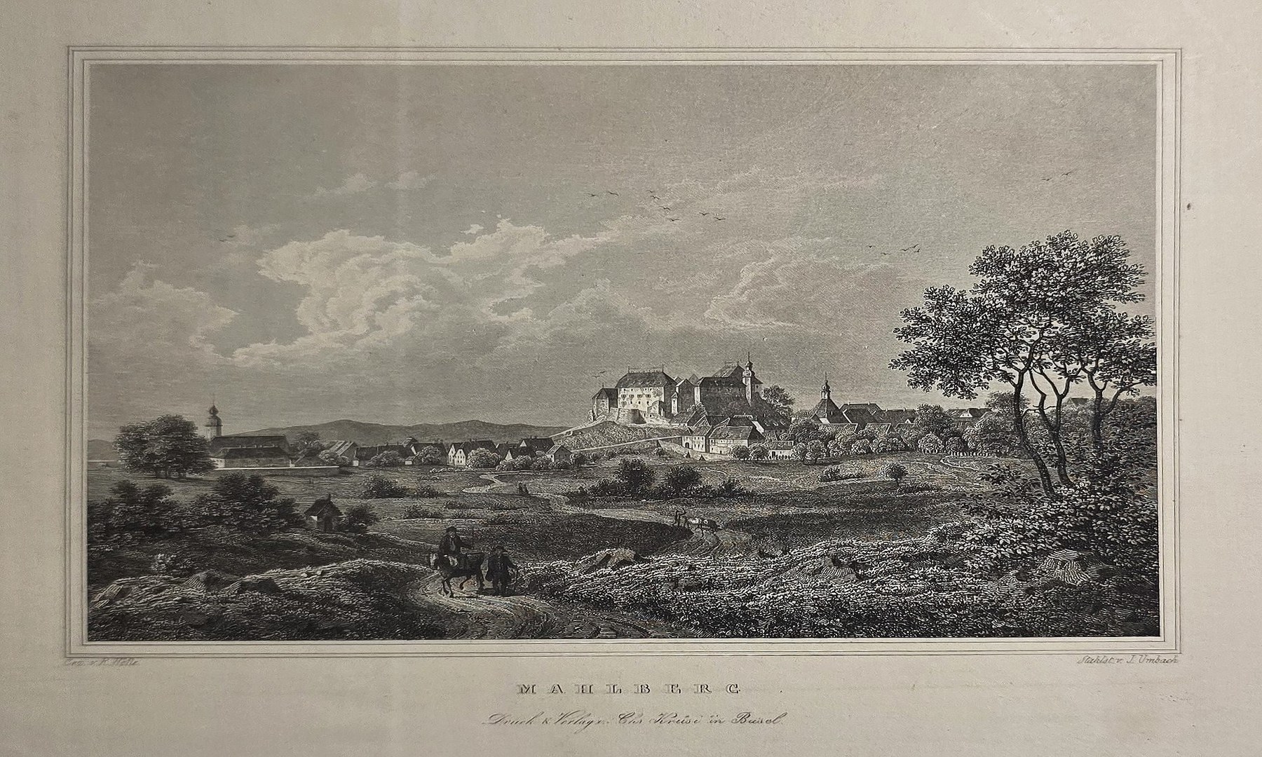 mit weiter Landschaft und entfernter Ortschaft
