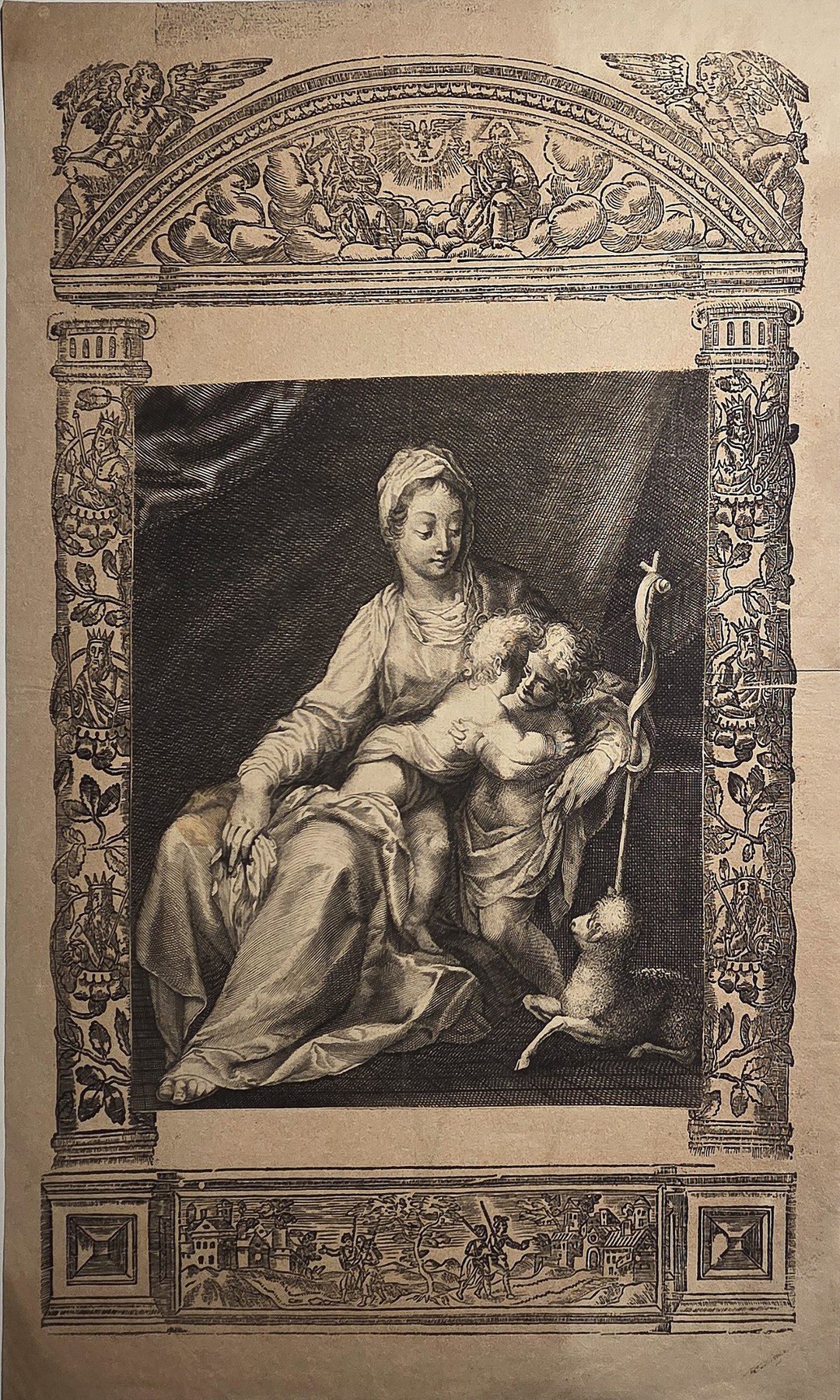 Mutter mit Kind in reich ornamentiertem Rahmen