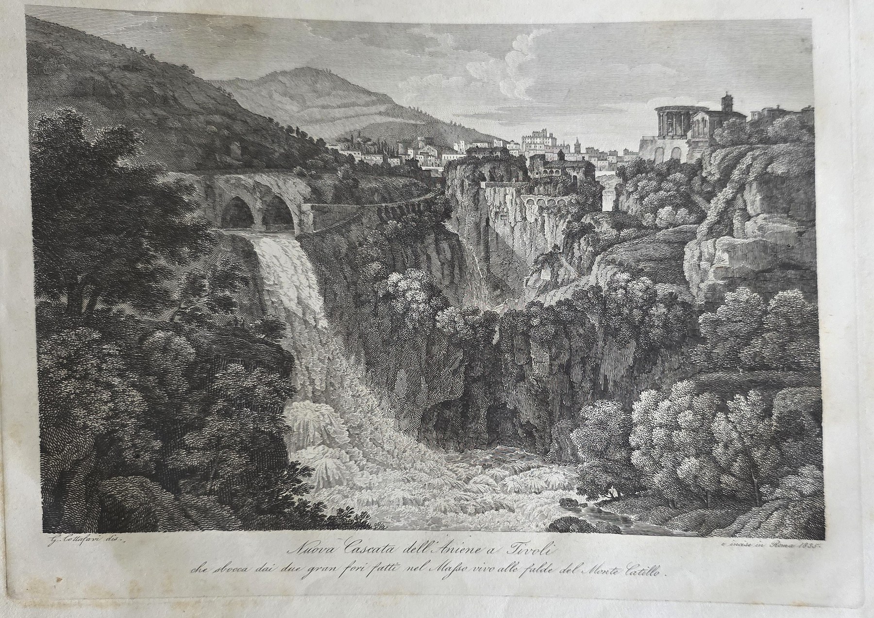 Wasserfall in tiefer Felsenlandschaft