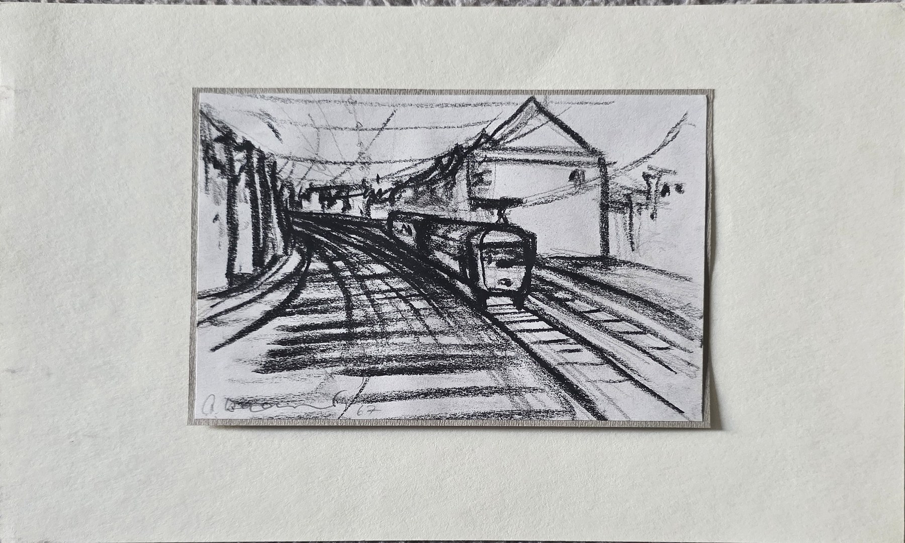 Bahntrasse mit Zug und Gleisen