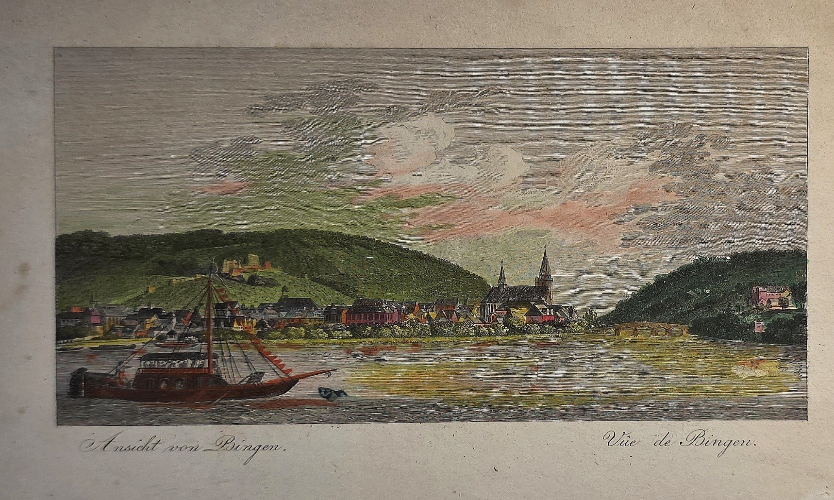 Farbiges Flusspanorama mit Booten und Uferstadt