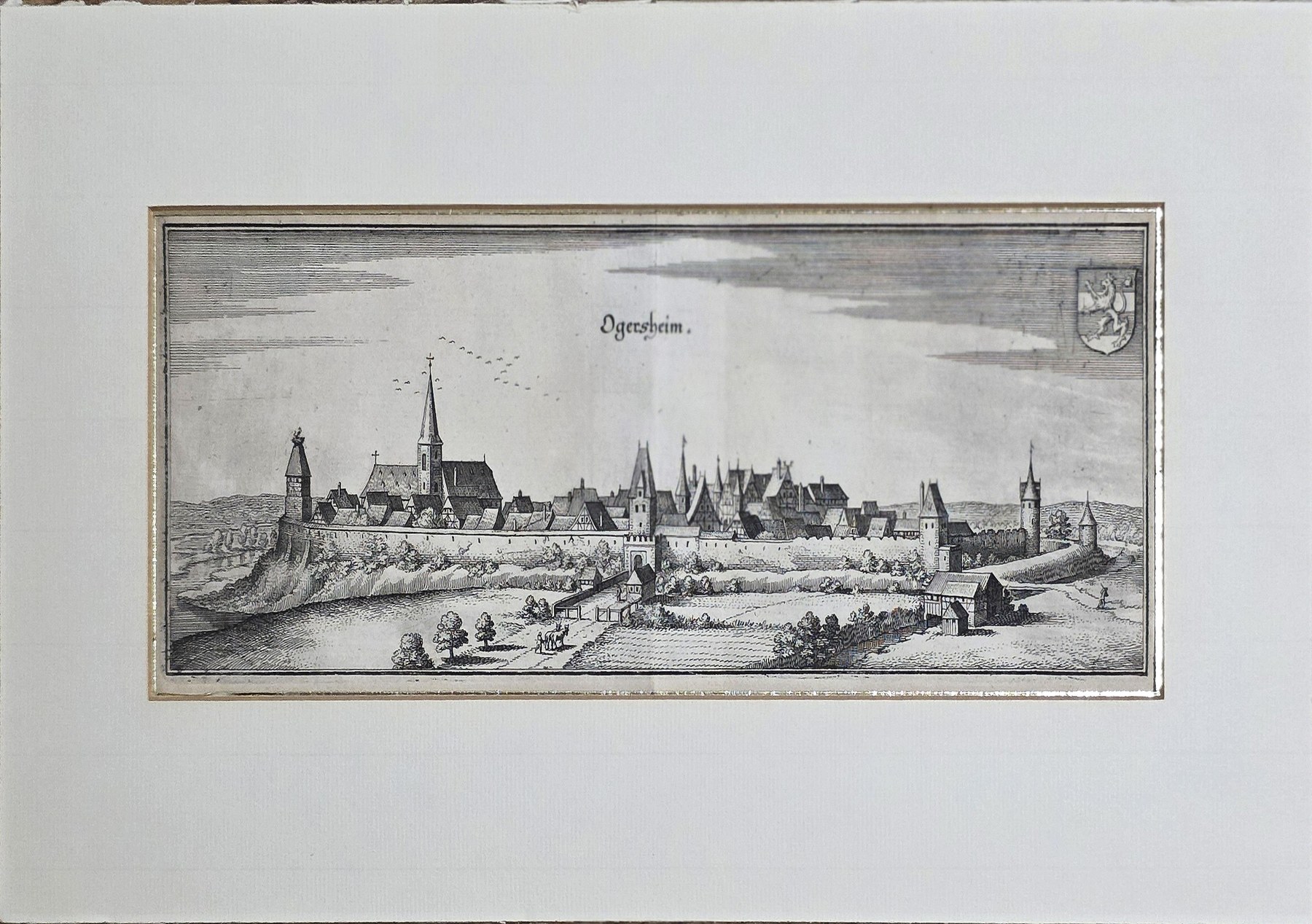 Schmale Stadtansicht mit Befestigungen am Wasser