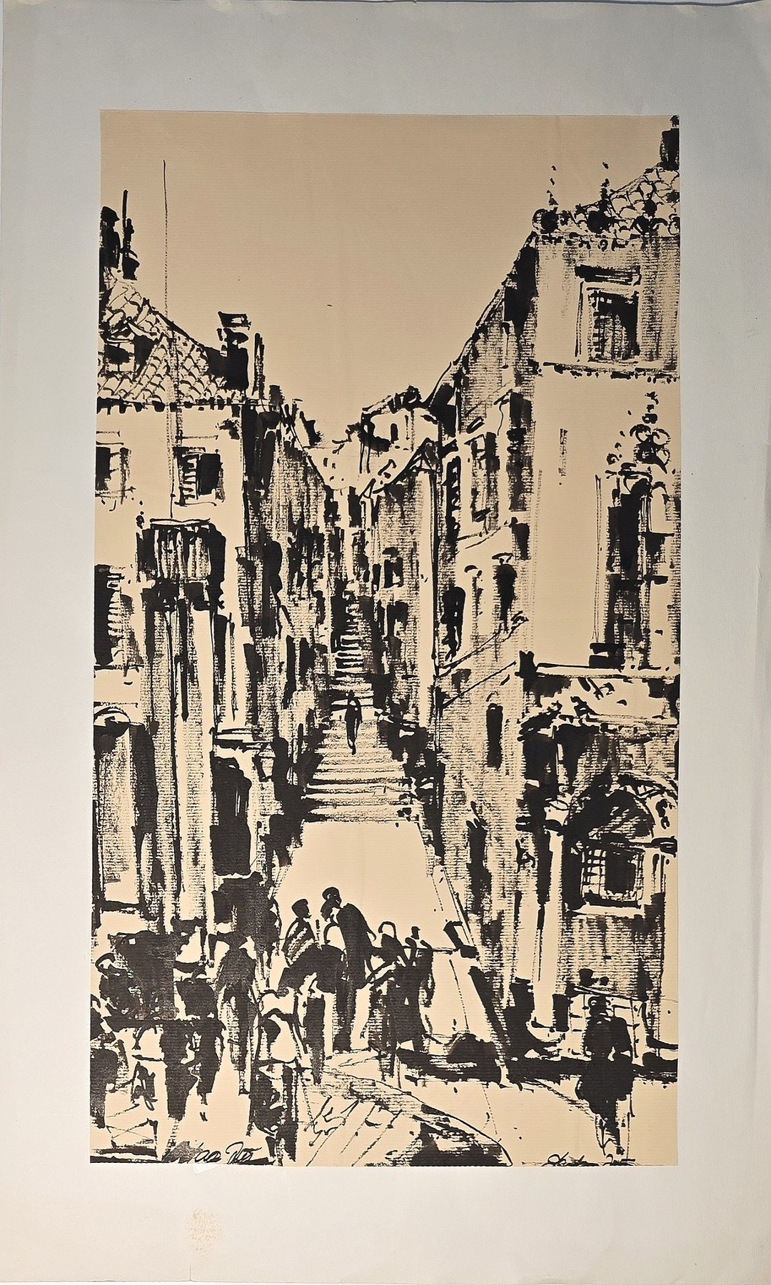 Belebte historische Straßenansicht mit hohen Fassaden