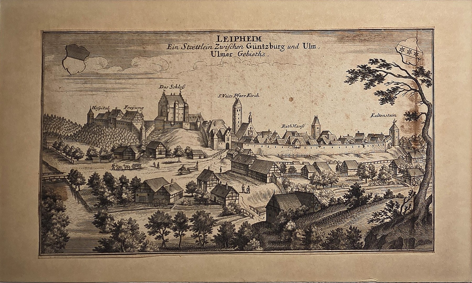 Historische Stadtansicht mit Truppen im Umland