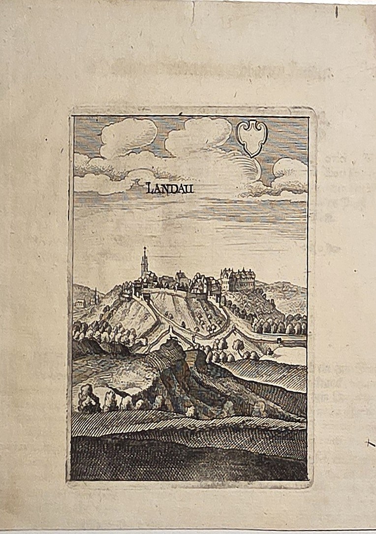 mit Bergstadt und großer Wolkenzone