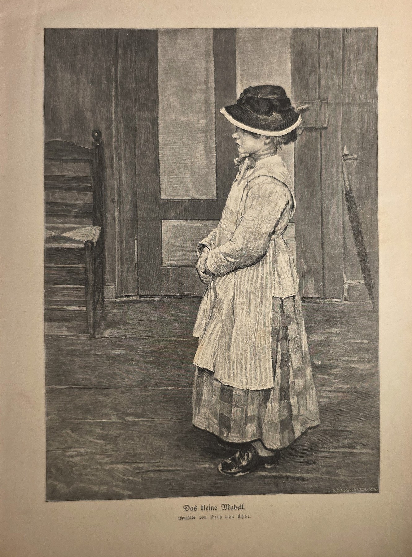 Frau im Mantel an einer Tür