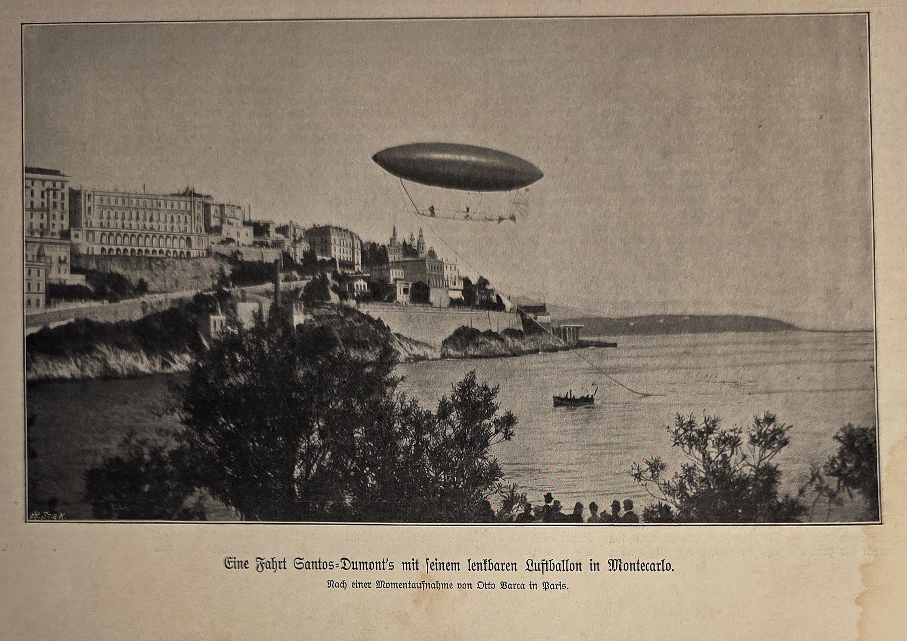 Luftschiff über einer Küstenstadt