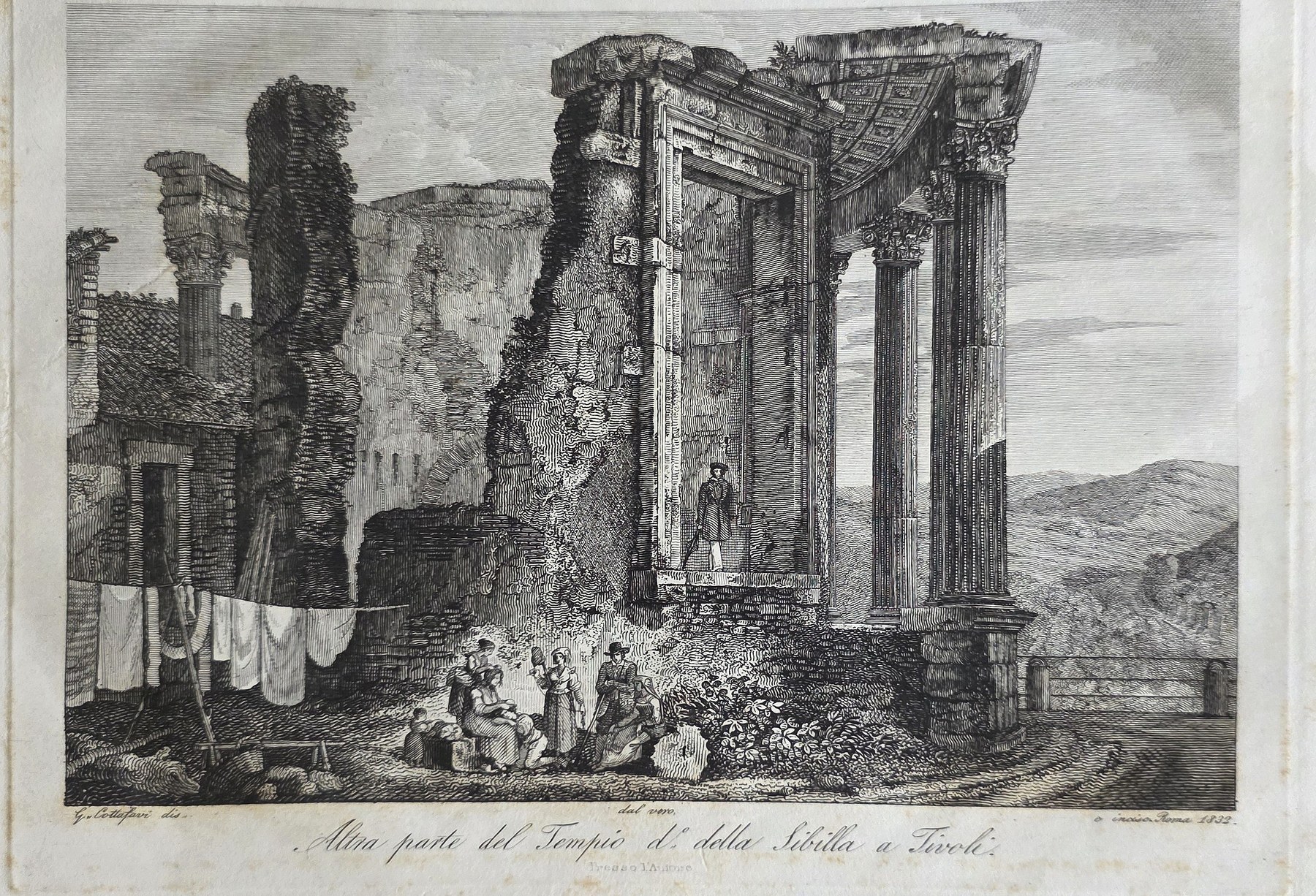 Ruinenhof mit hohen Säulen und Figuren