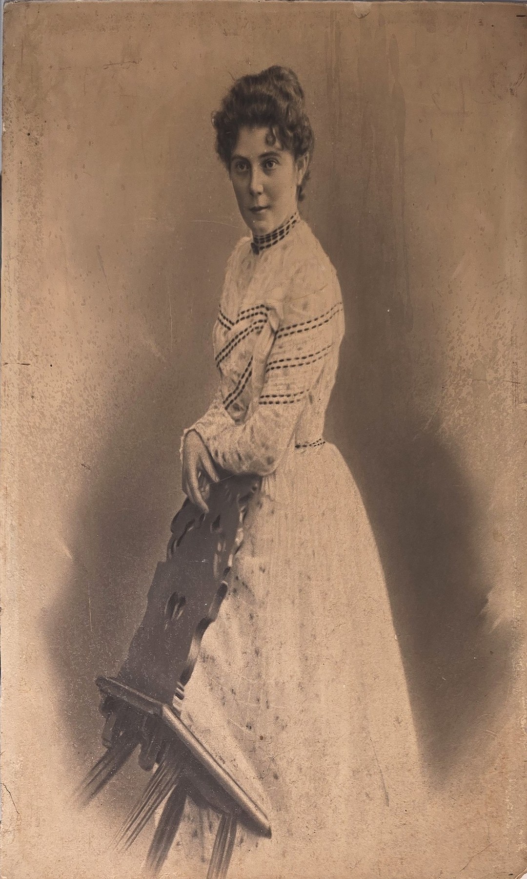 Elegantes Damenporträt mit hochgestecktem Haar