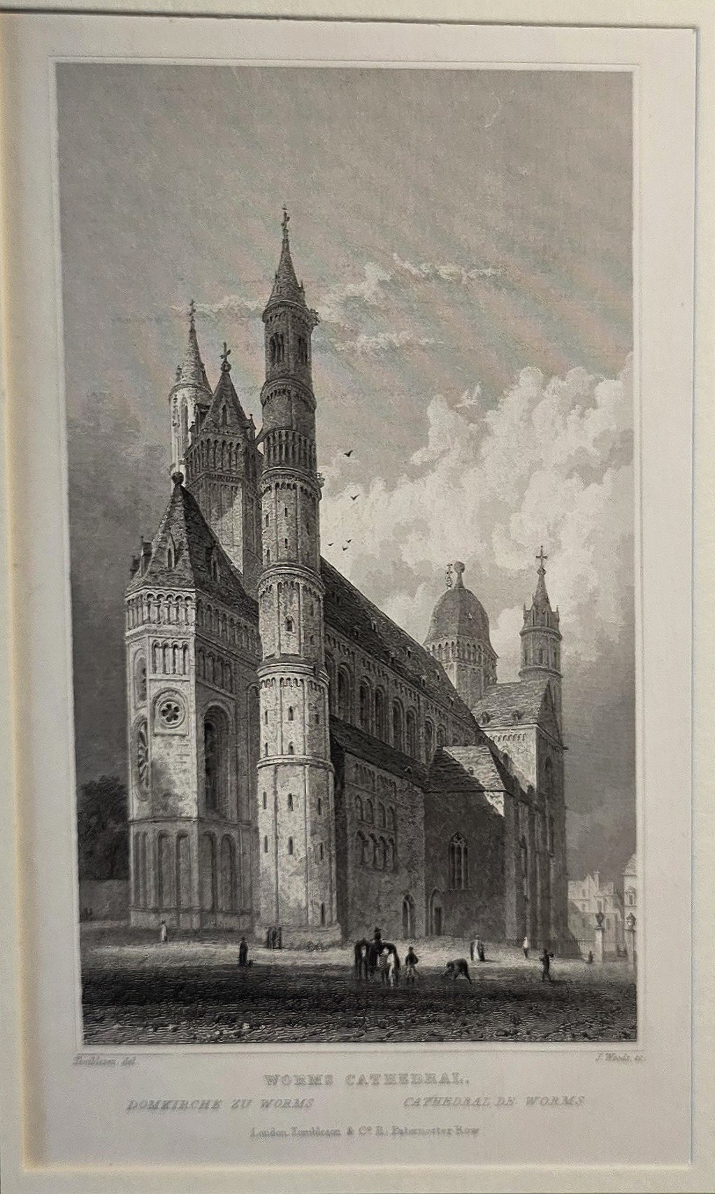 Hohe Kirche an urbaner Straßenfront