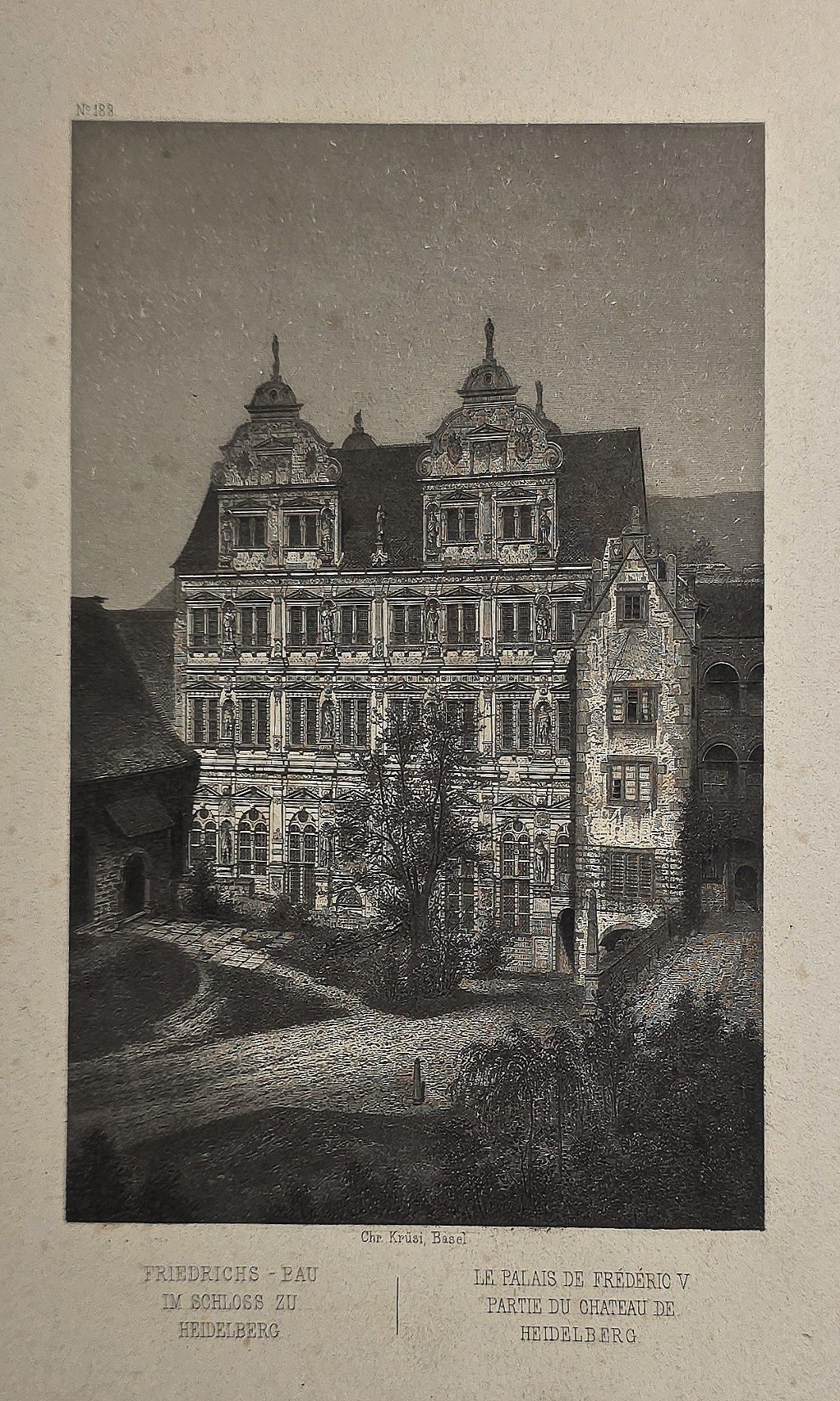 mit reich gegliedertem historischem Schloss
