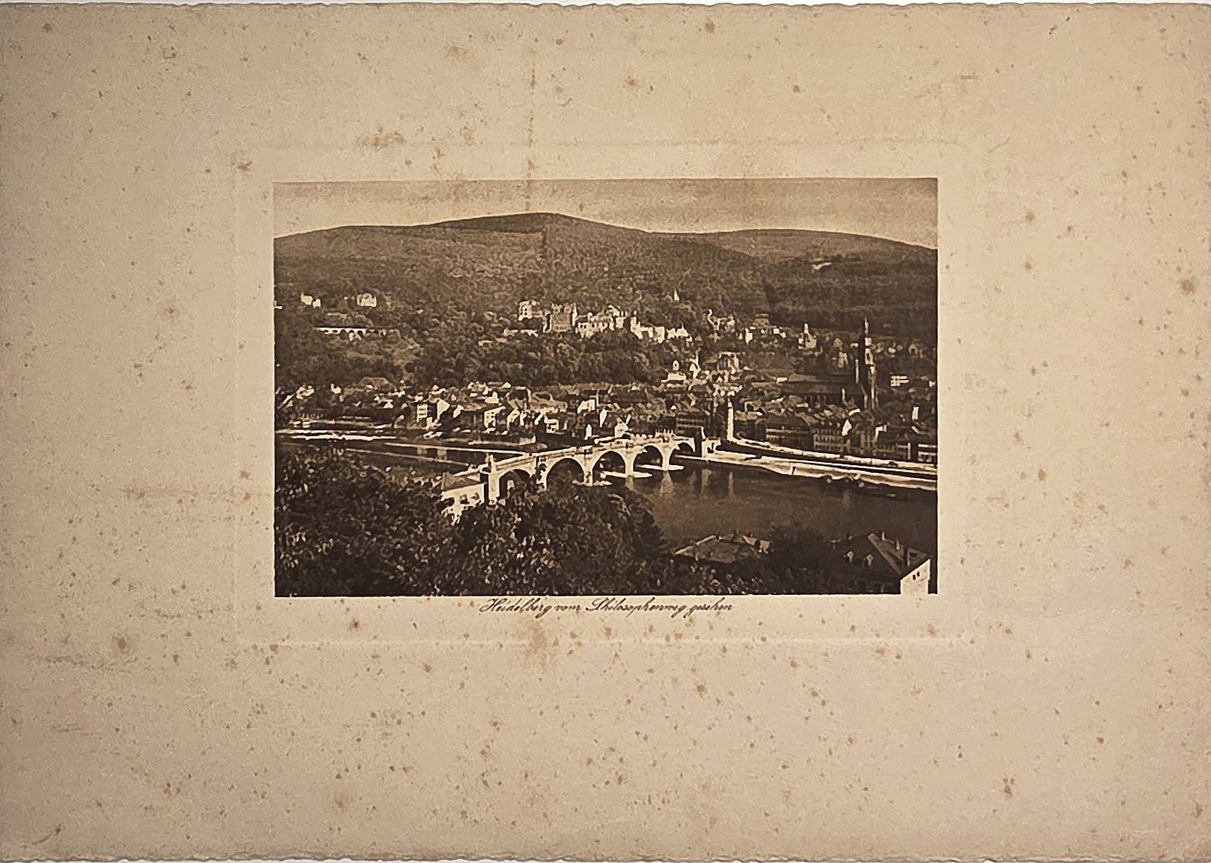 Panorama einer Stadt im Tal mit Brücke