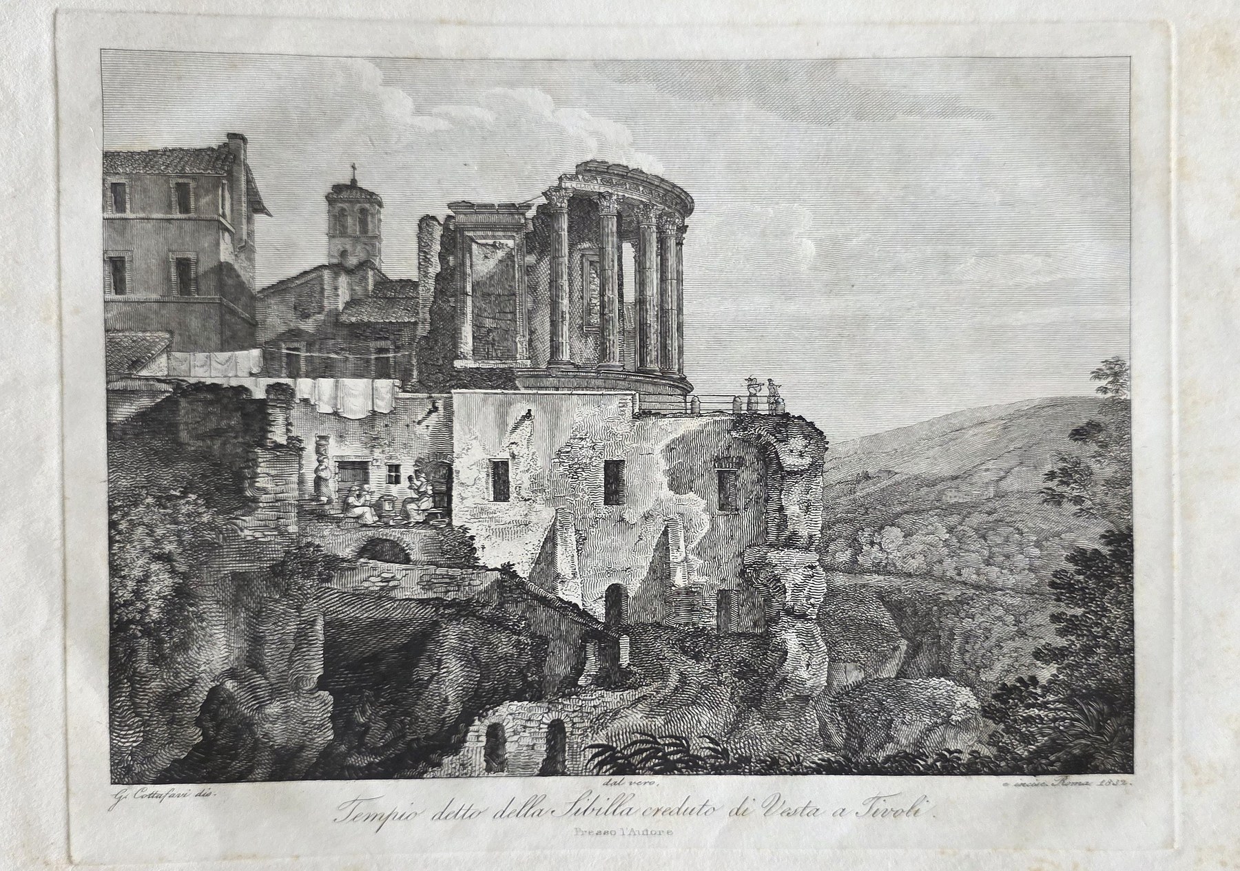 Tempelruine über gestaffelter Bebauung