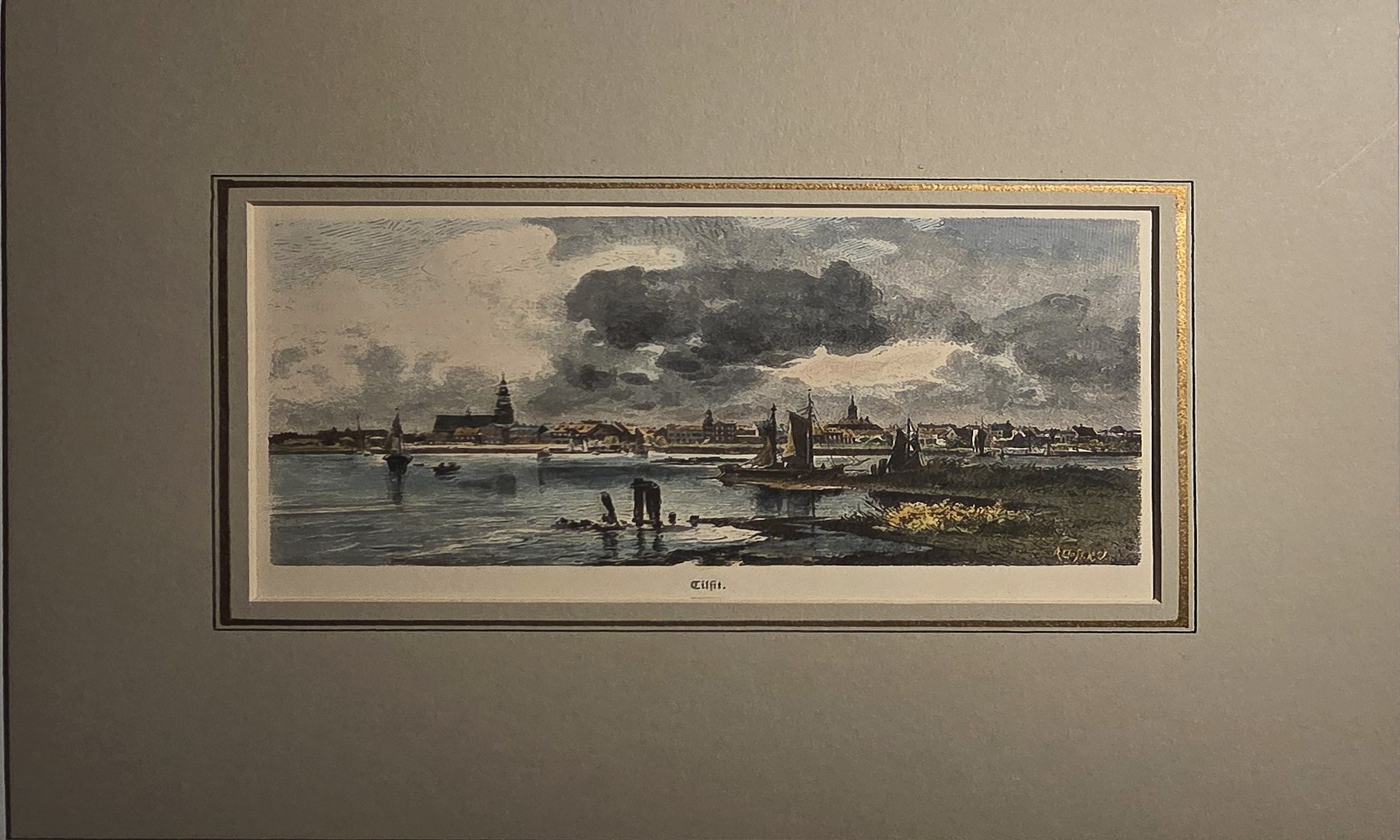 Hafenpanorama mit Schiffen und Uferbebauung